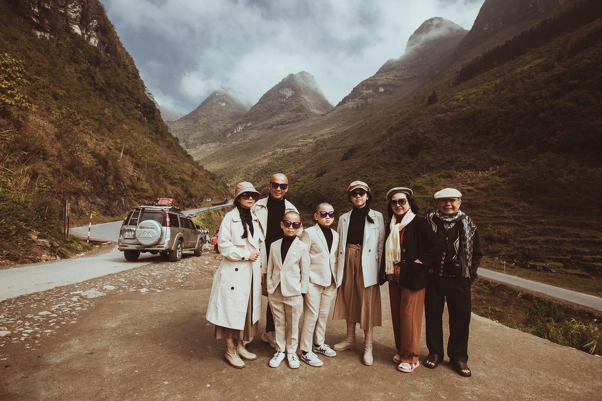 U80 grandparents with their children and grandchildren travel 5,500km, travel around Vietnam - 9