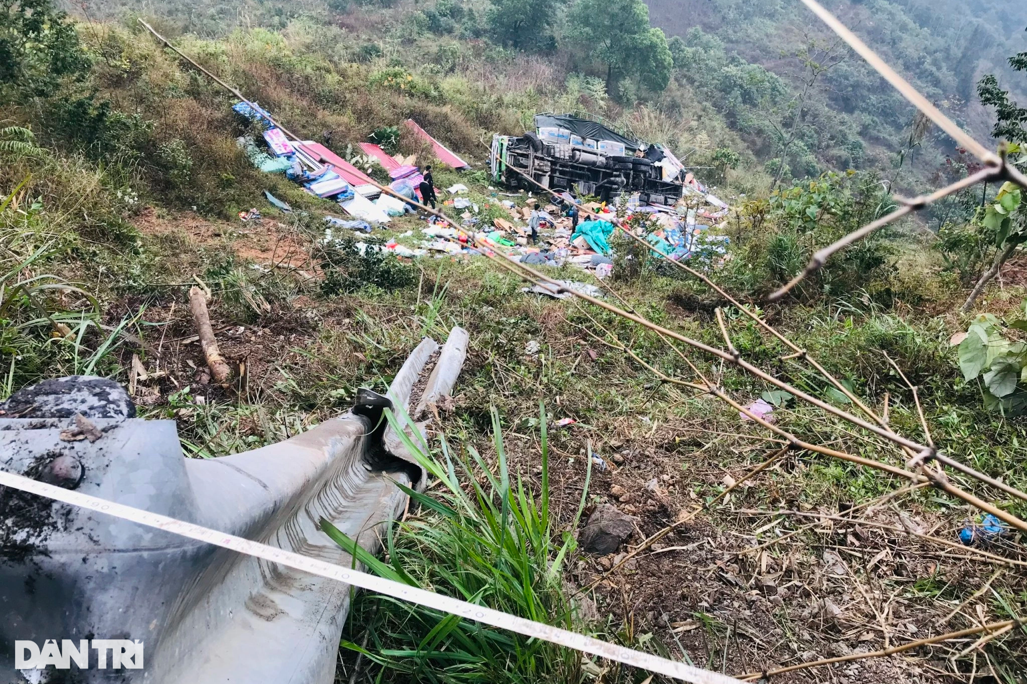 Xe tải mất phanh lao xuống vực sâu ở Hà Giang, 4 người bị thương - 2