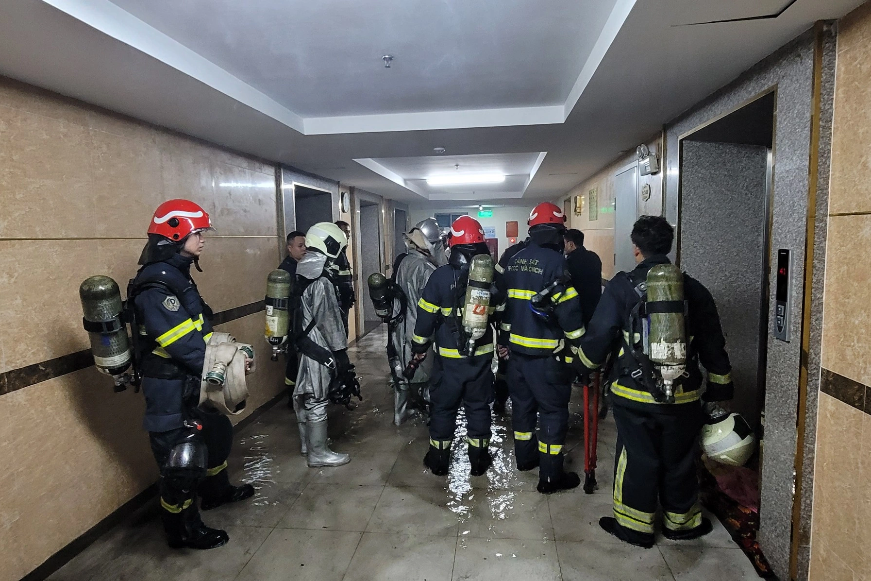 Vụ cháy chung cư HH Linh Đàm: Cảnh sát đưa 120 người thoát nạn trong đêm - 4