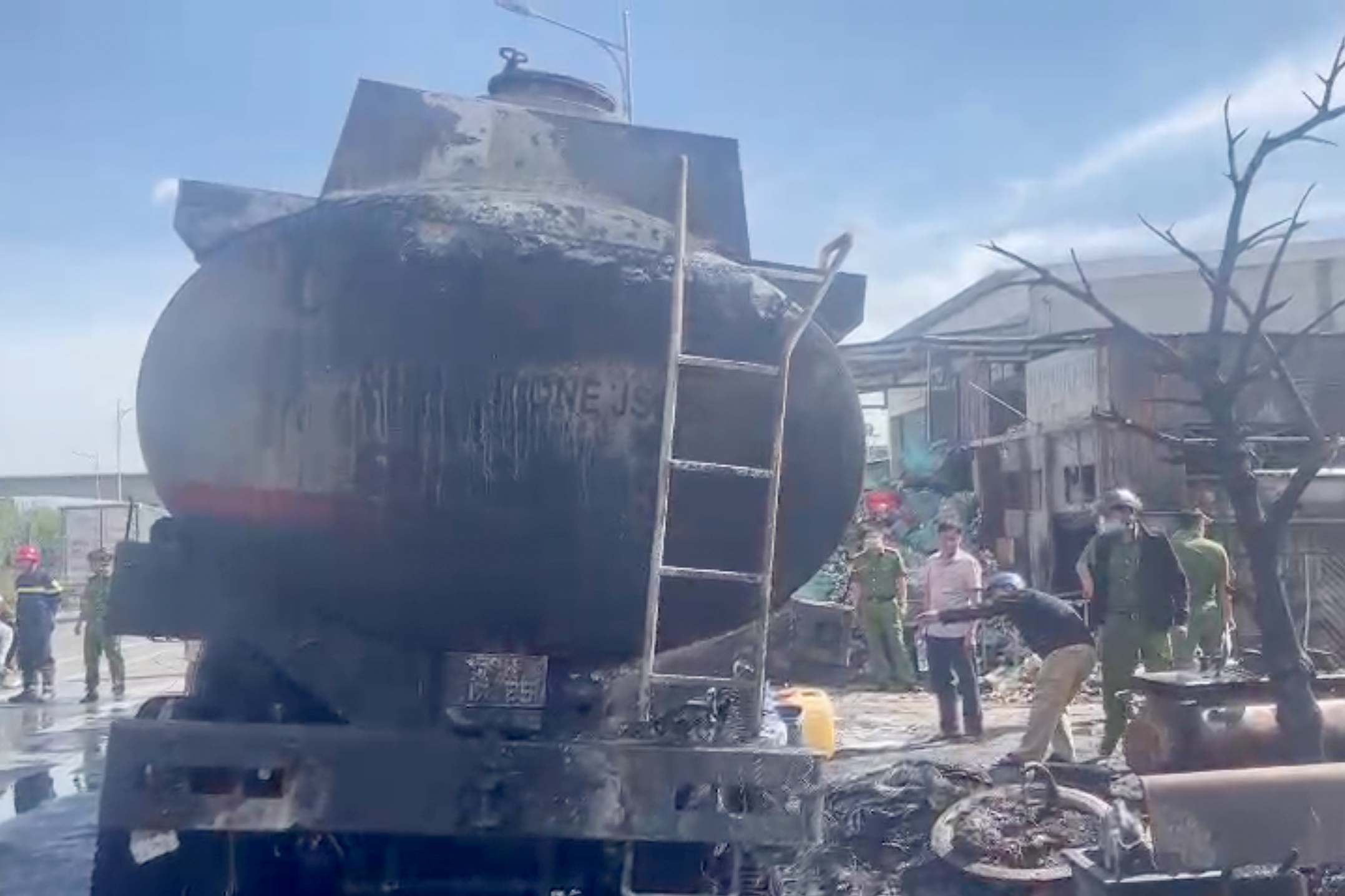 Xe bồn chở xăng bốc cháy lan sang 3 nhà dân ở TPHCM - 2