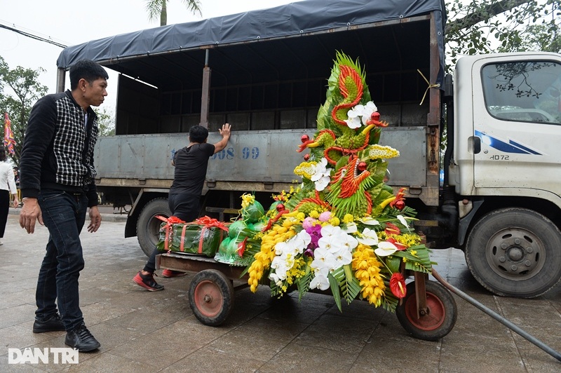 Ô tô tải chở dàn lễ khủng đến đền Trần trước giờ Khai ấn - 2