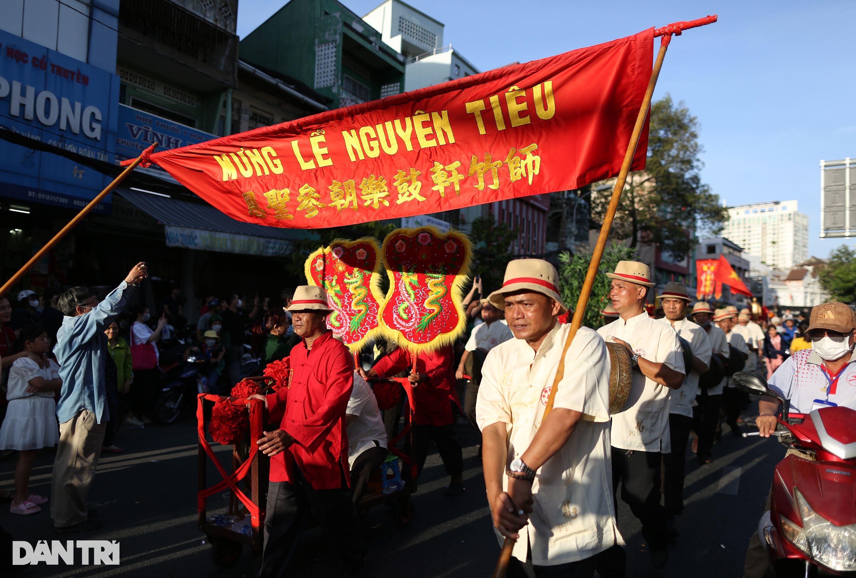 Tiên nữ, Bát Tiên cùng xuống phố tại Lễ hội Tết Nguyên tiêu ở TPHCM - 2