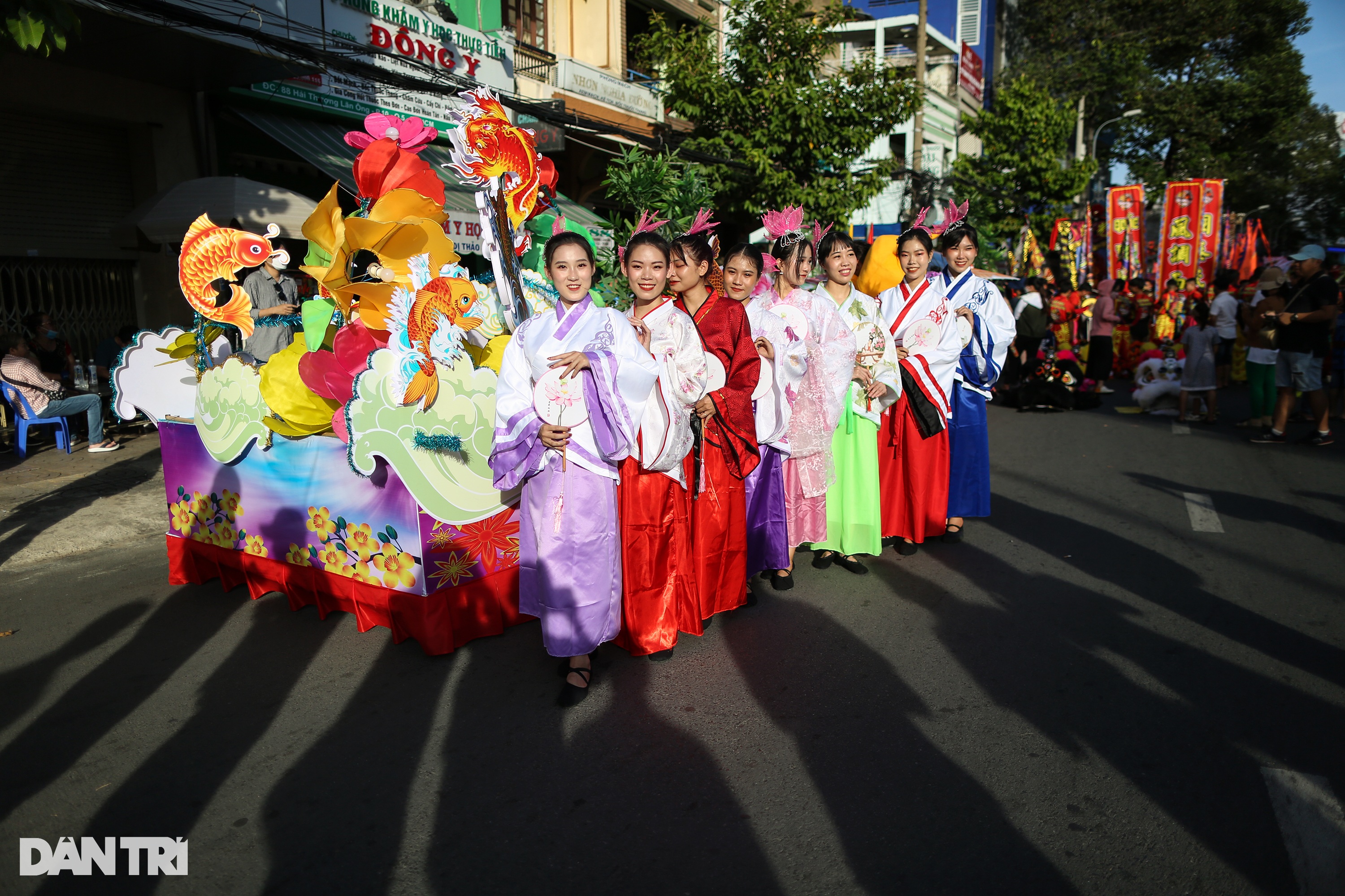 Tiên nữ, Bát Tiên cùng xuống phố tại Lễ hội Tết Nguyên tiêu ở TPHCM - 1