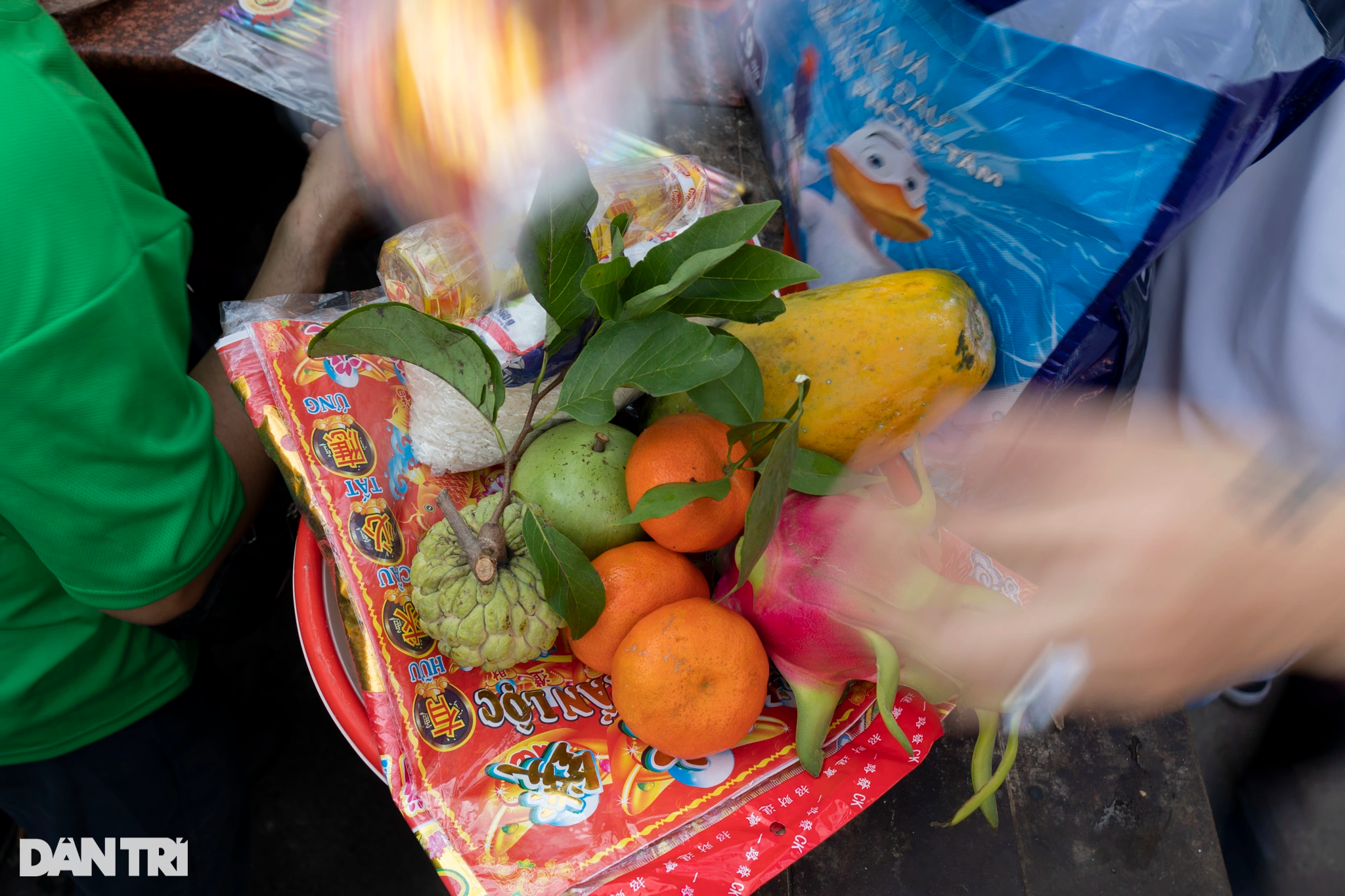 Hàng nghìn người xuyên đêm viếng chùa Bà Thiên Hậu ở Bình Dương - 11