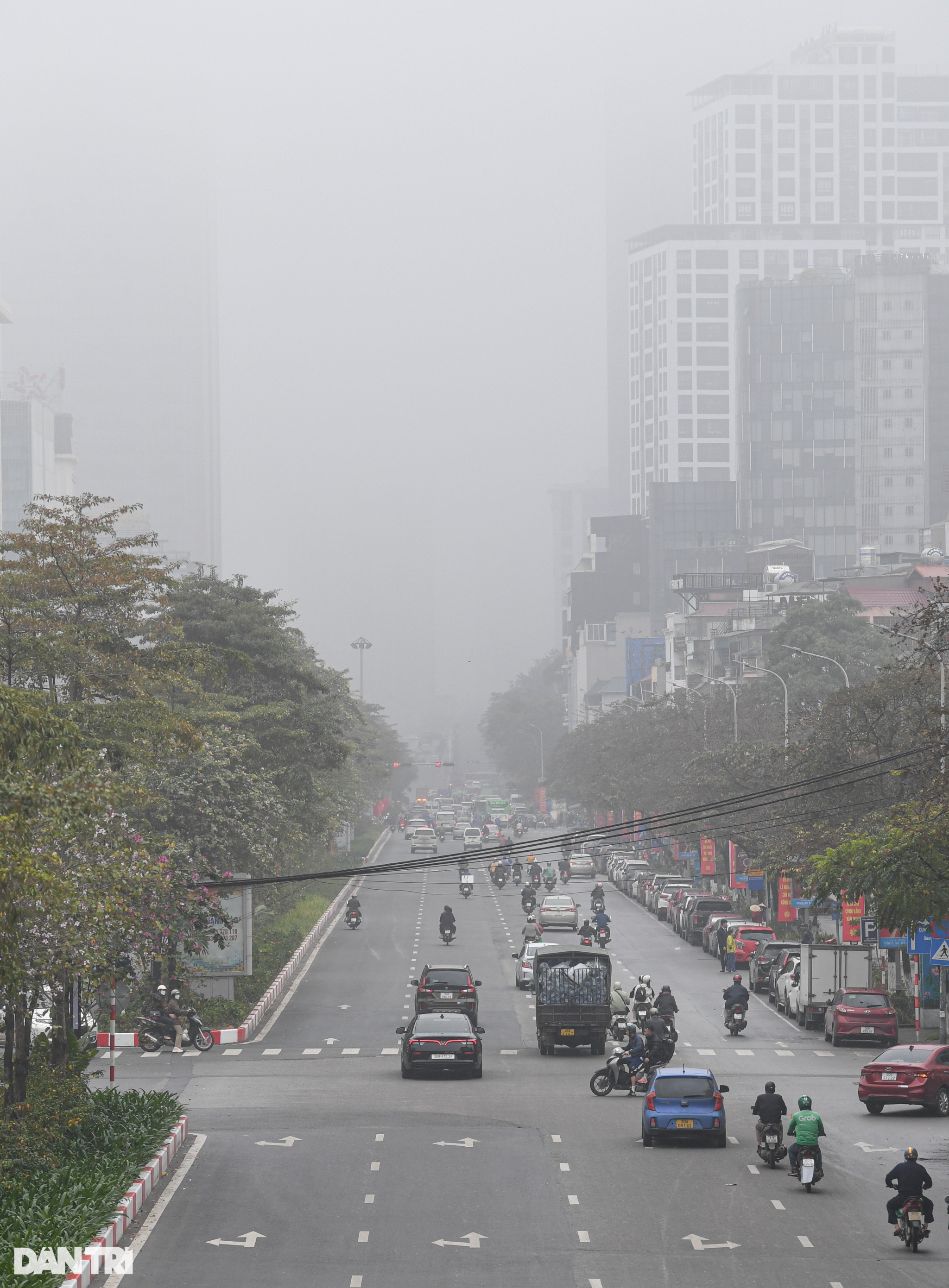 Mưa mù kéo dài, nhiều cao ốc tại Hà Nội biến mất trong làn sương dày đặc - 11