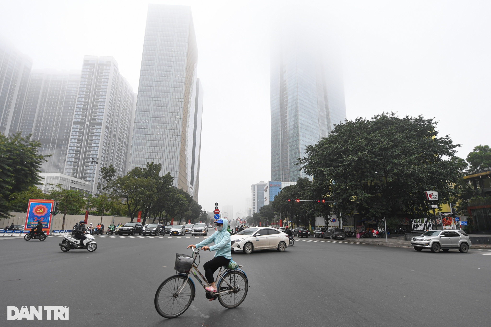 Mưa mù kéo dài, nhiều cao ốc tại Hà Nội biến mất trong làn sương dày đặc - 10