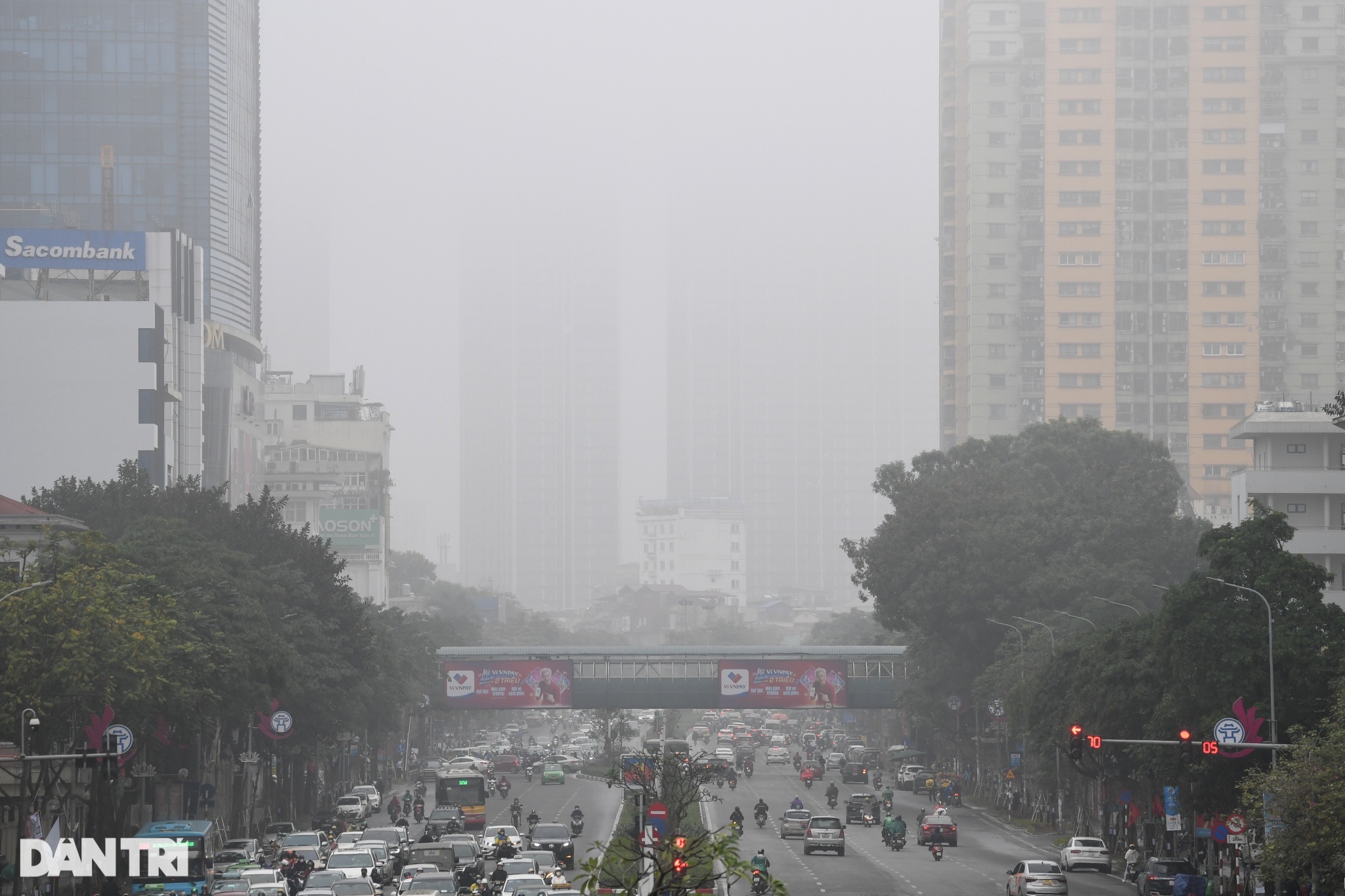 Mưa mù kéo dài, nhiều cao ốc tại Hà Nội biến mất trong làn sương dày đặc - 12