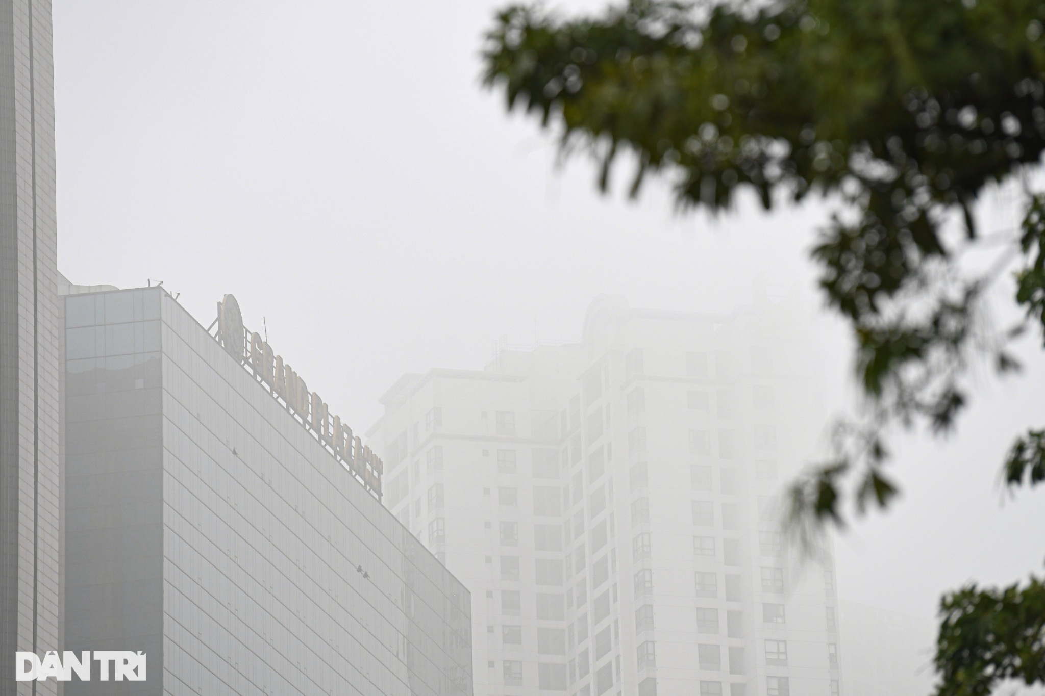Mưa mù kéo dài, nhiều cao ốc tại Hà Nội biến mất trong làn sương dày đặc - 13