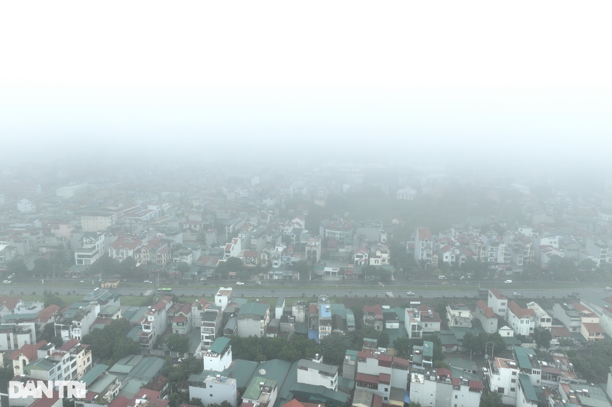 Mưa mù kéo dài, nhiều cao ốc tại Hà Nội biến mất trong làn sương dày đặc - 1