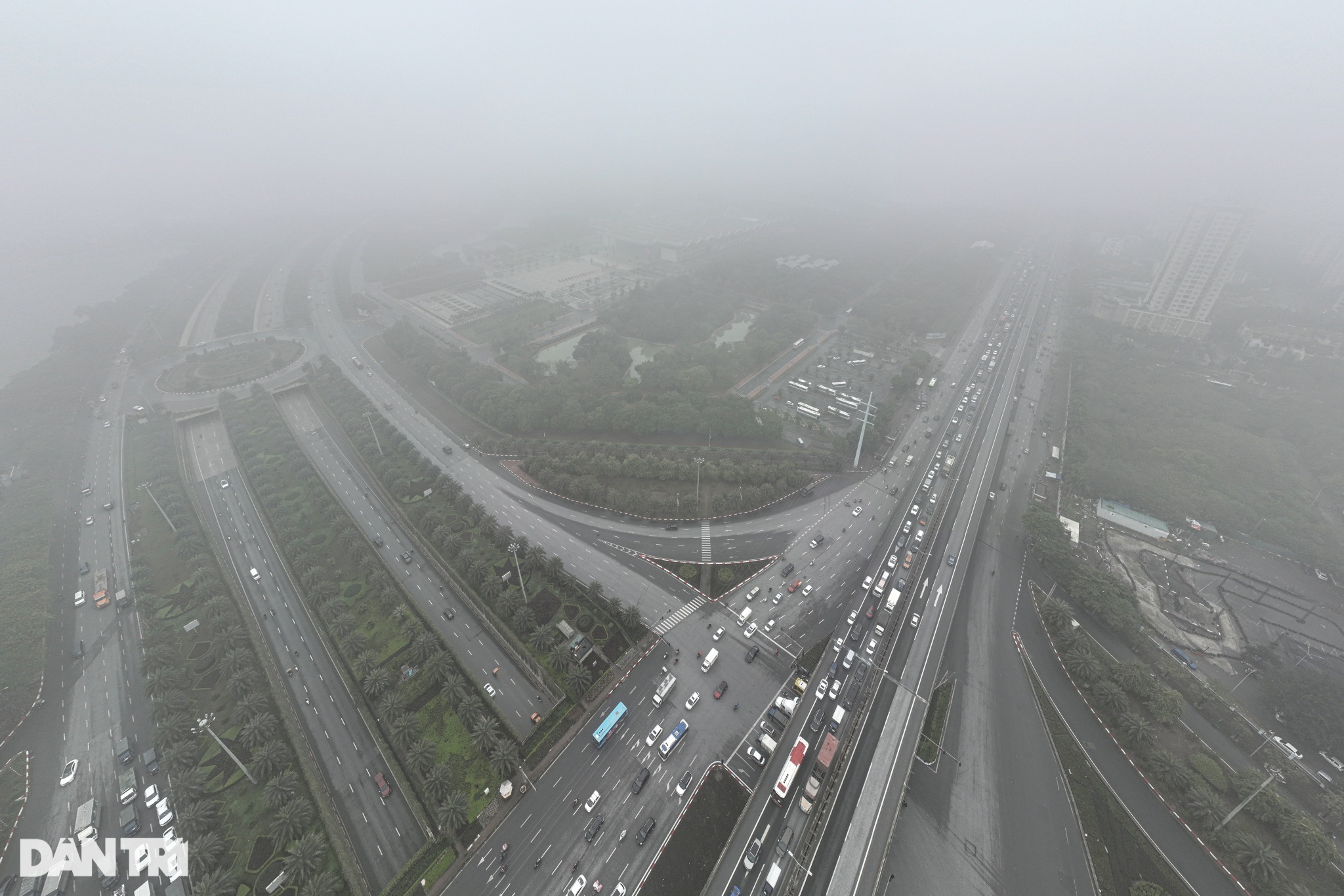 Mưa mù kéo dài, nhiều cao ốc tại Hà Nội biến mất trong làn sương dày đặc - 15