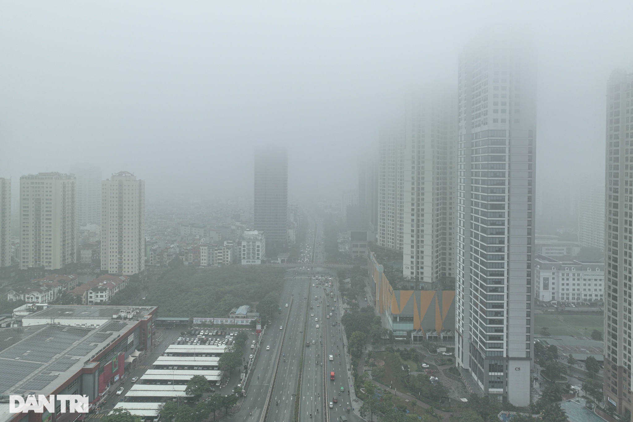 Mưa mù kéo dài, nhiều cao ốc tại Hà Nội biến mất trong làn sương dày đặc - 14