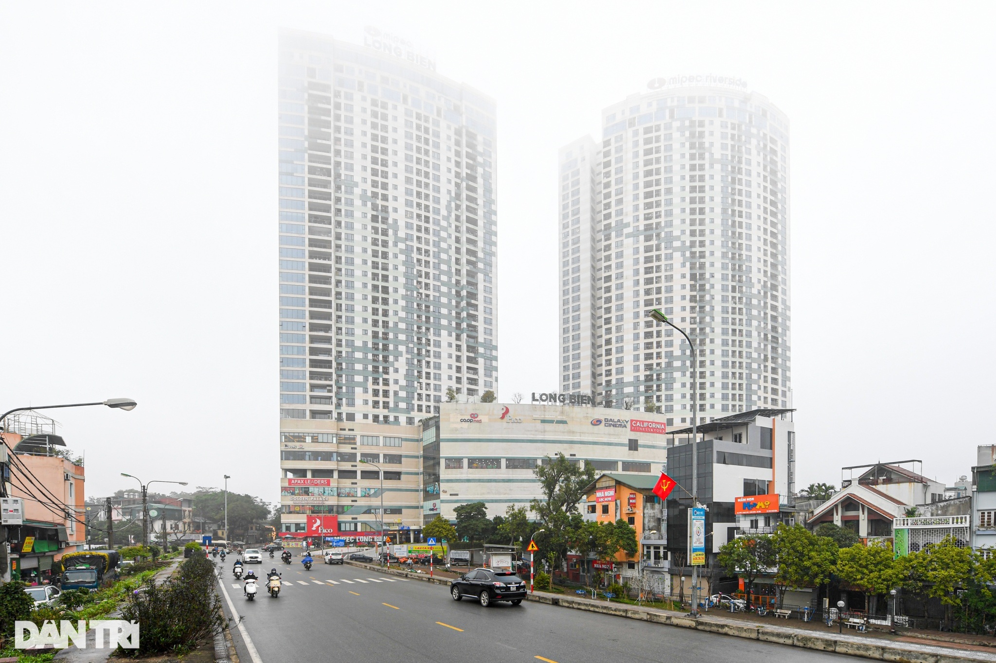 Mưa mù kéo dài, nhiều cao ốc tại Hà Nội biến mất trong làn sương dày đặc - 2