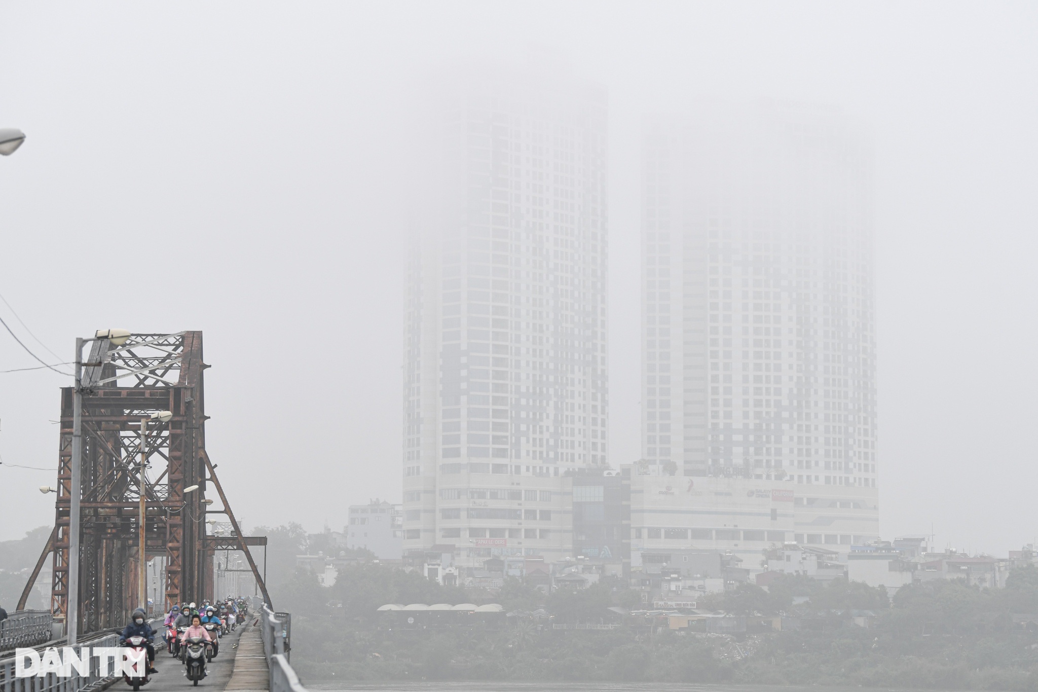 Mưa mù kéo dài, nhiều cao ốc tại Hà Nội biến mất trong làn sương dày đặc - 3