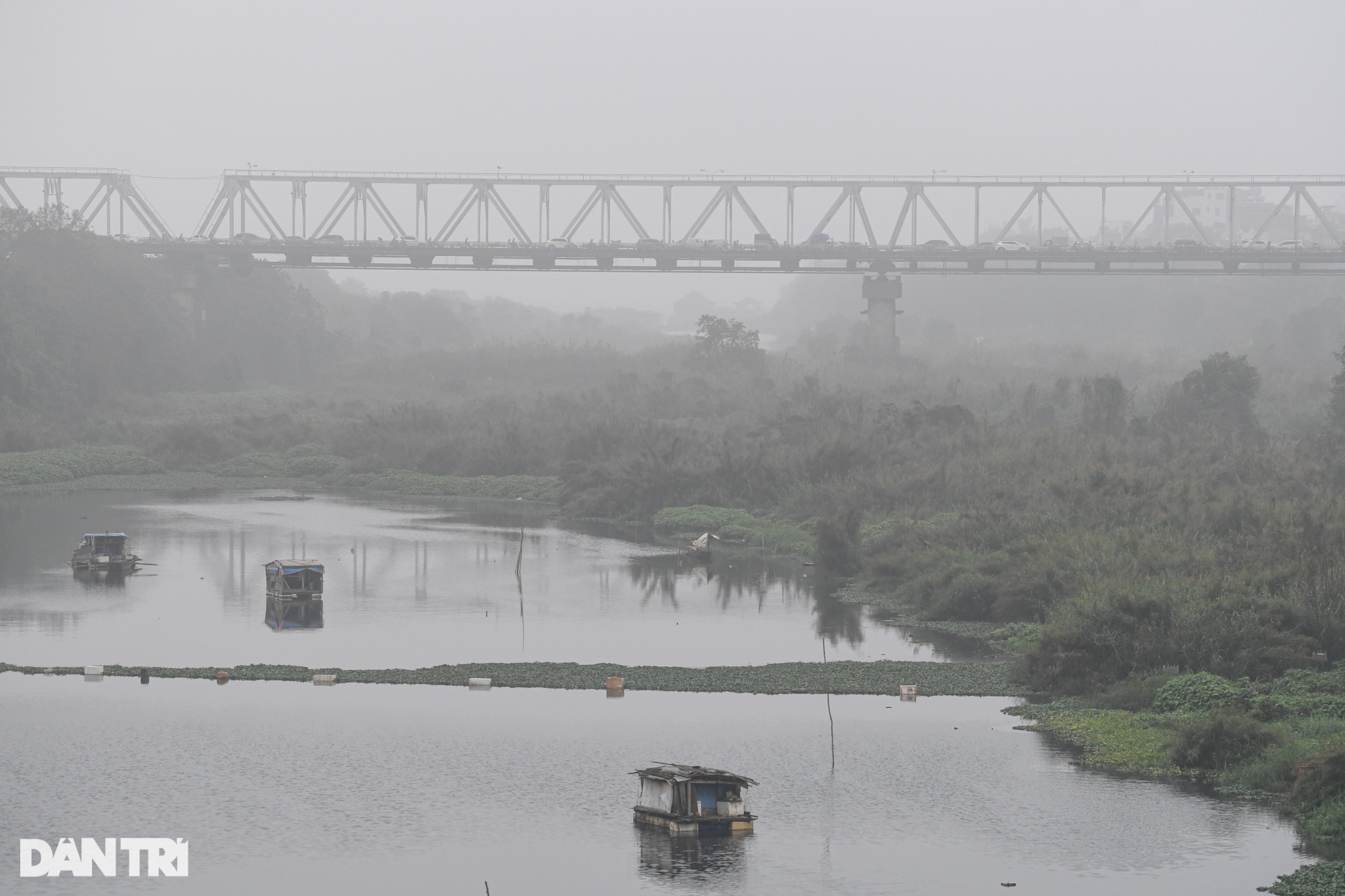 Mưa mù kéo dài, nhiều cao ốc tại Hà Nội biến mất trong làn sương dày đặc - 4