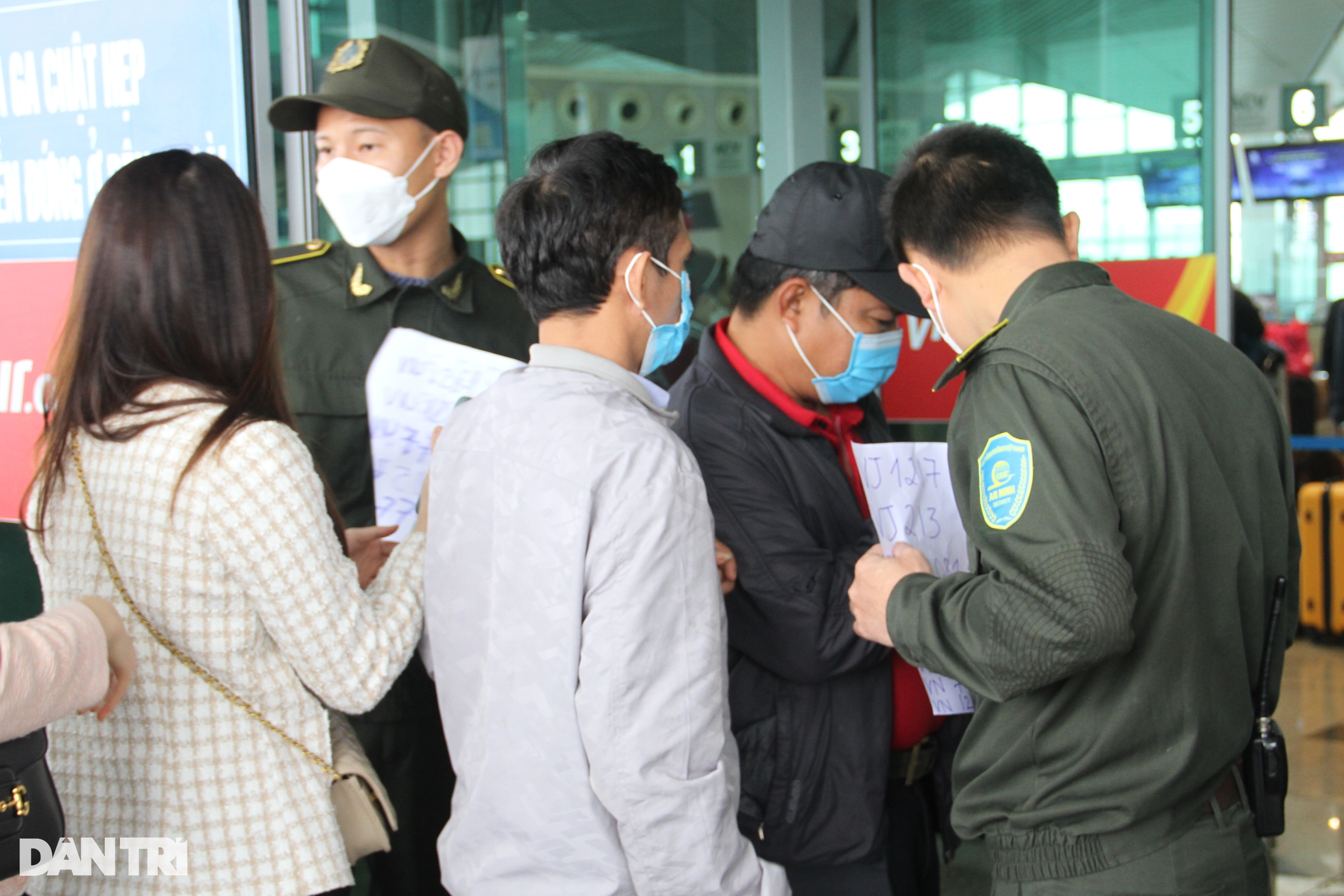 Sương mù dày đặc, hàng loạt chuyến bay phải hủy - 6 Sương mù dày đặc, hàng loạt chuyến bay phải hủy - 6