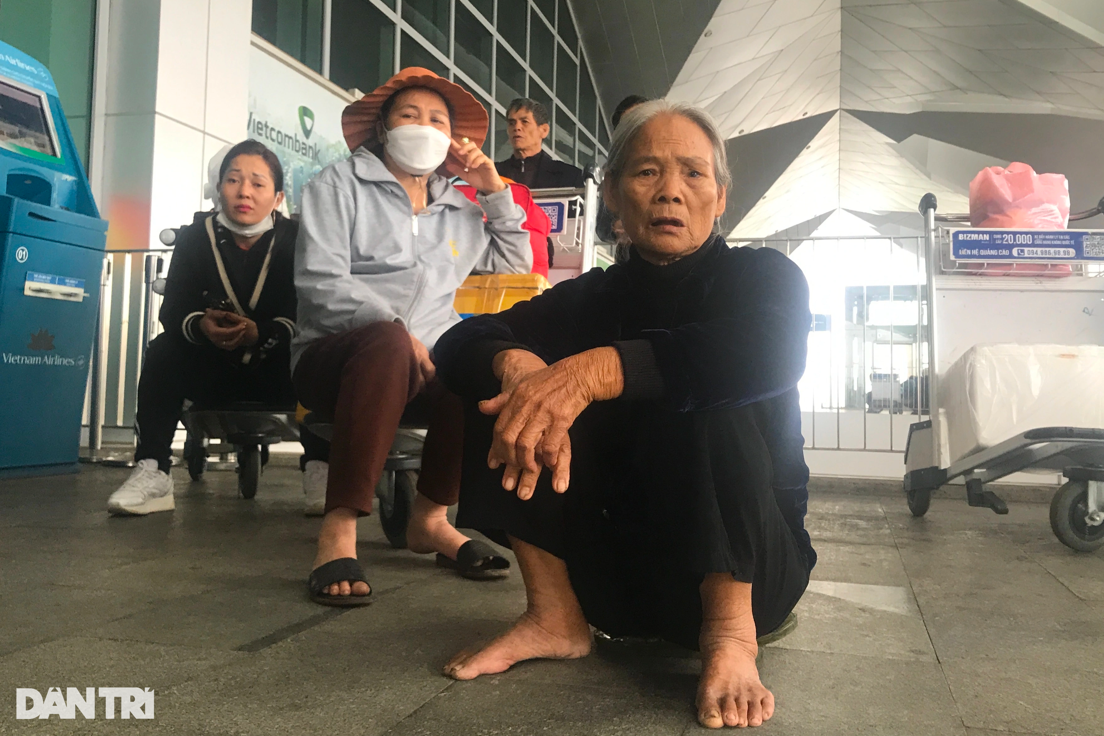 Sương mù dày đặc, hàng loạt chuyến bay phải hủy - 8 Sương mù dày đặc, hàng loạt chuyến bay phải hủy - 8