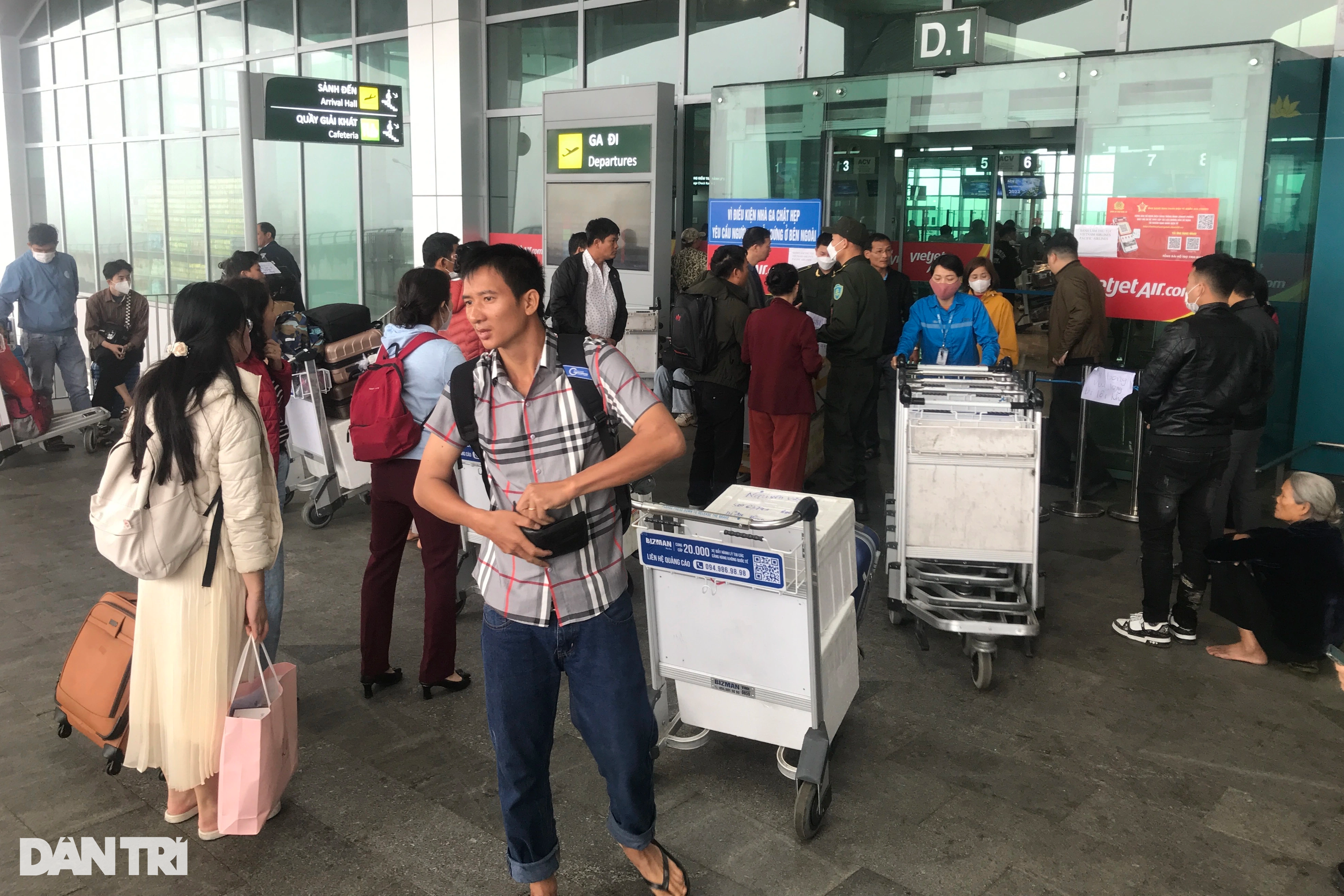 Sương mù dày đặc, hàng loạt chuyến bay phải hủy - 5 Sương mù dày đặc, hàng loạt chuyến bay phải hủy - 5