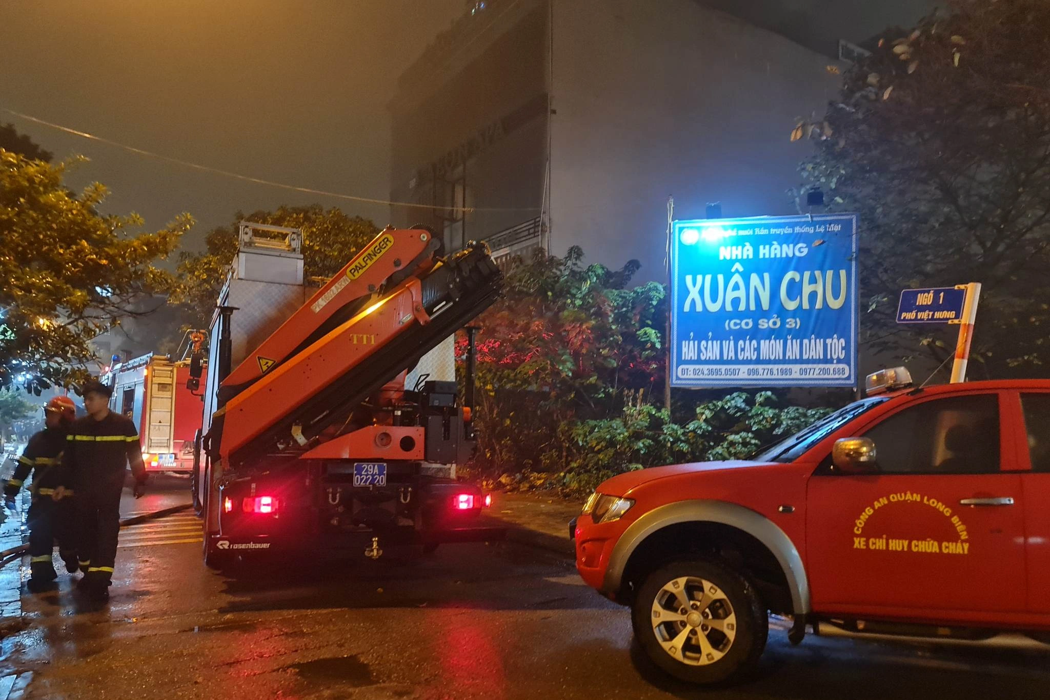 Cảnh sát giải cứu 6 người mắc kẹt trong vụ cháy cơ sở massage ở Hà Nội - 1