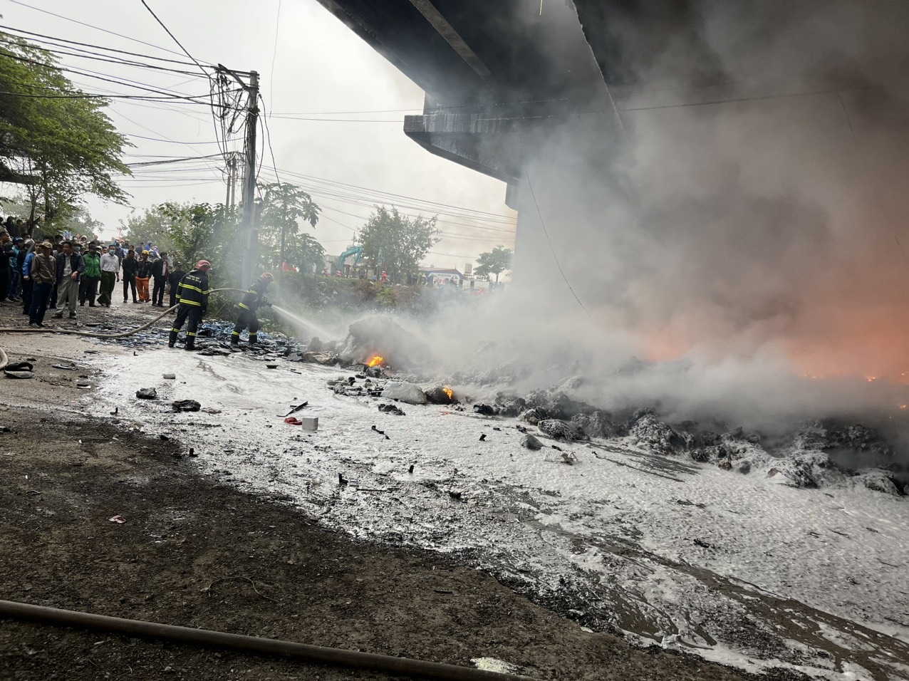 Hà Nội: Cháy bãi phế liệu gầm cầu Thăng Long, khói đen bao trùm cây cầu - 4