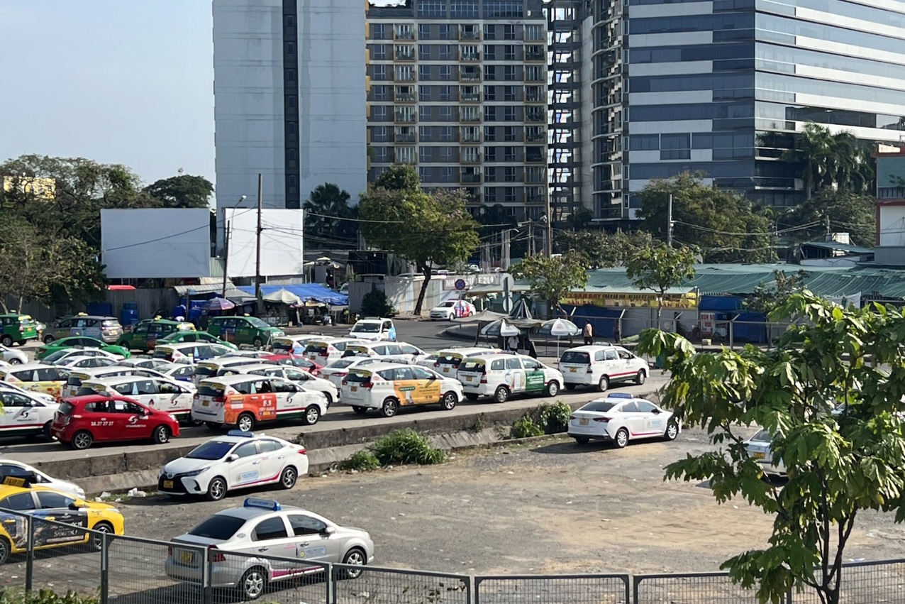 Có bãi đệm, taxi vẫn dừng bờ đậu bụi quanh sân bay Tân Sơn Nhất - 3