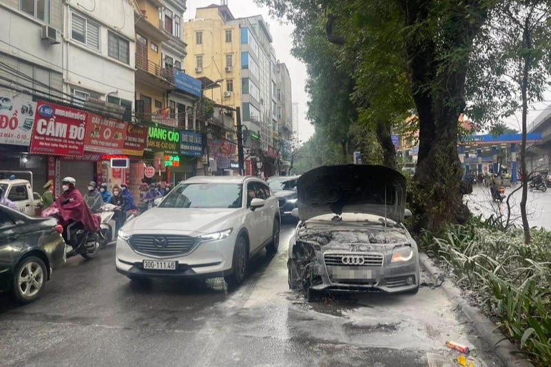 Audi bốc cháy trên phố Hà Nội - 1