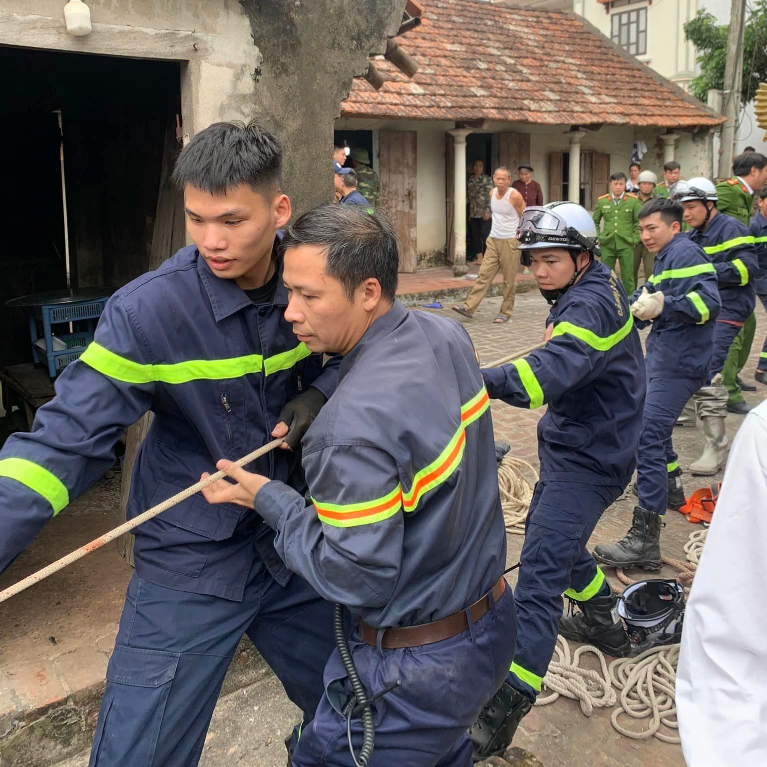 Giải cứu người đàn ông rơi xuống giếng sâu 25m ở Hà Nội - 2