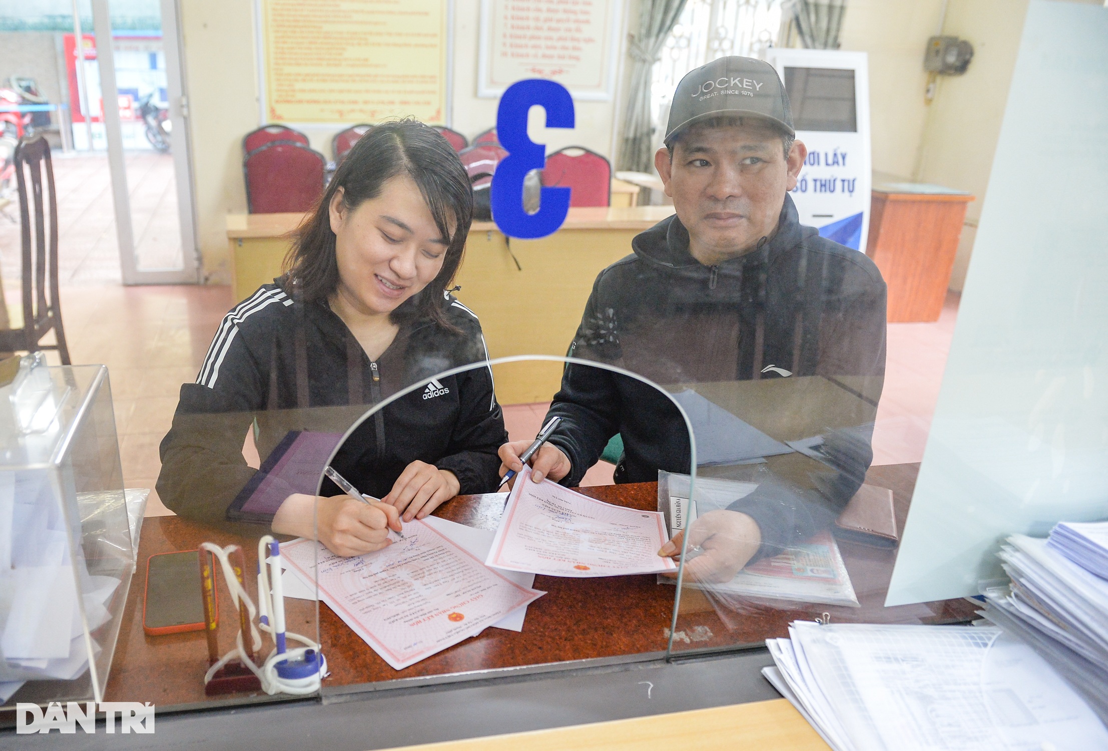 Biết sổ hộ khẩu đã bị khai tử nhưng vẫn mang theo... đề phòng bất trắc - 2 Biết sổ hộ khẩu đã bị khai tử nhưng vẫn mang theo... đề phòng bất trắc - 2