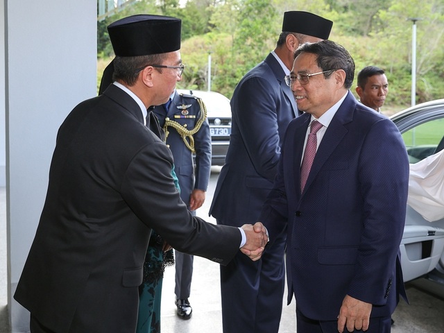 Thủ tướng thăm Đại học Quốc gia và lớp học tiếng Việt tại Brunei - 1