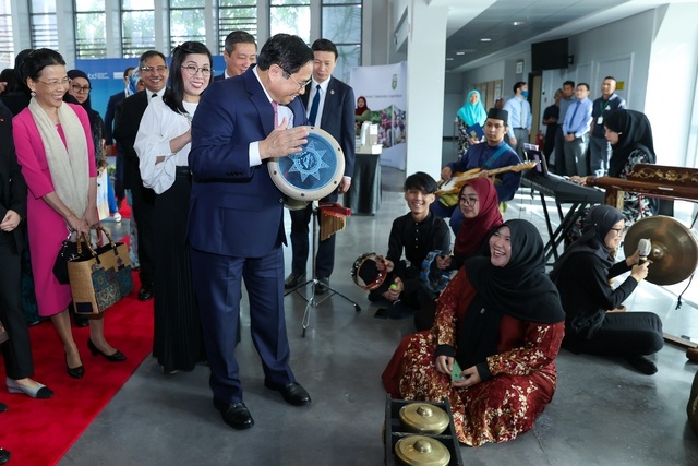 Thủ tướng thăm Đại học Quốc gia và lớp học tiếng Việt tại Brunei - 5