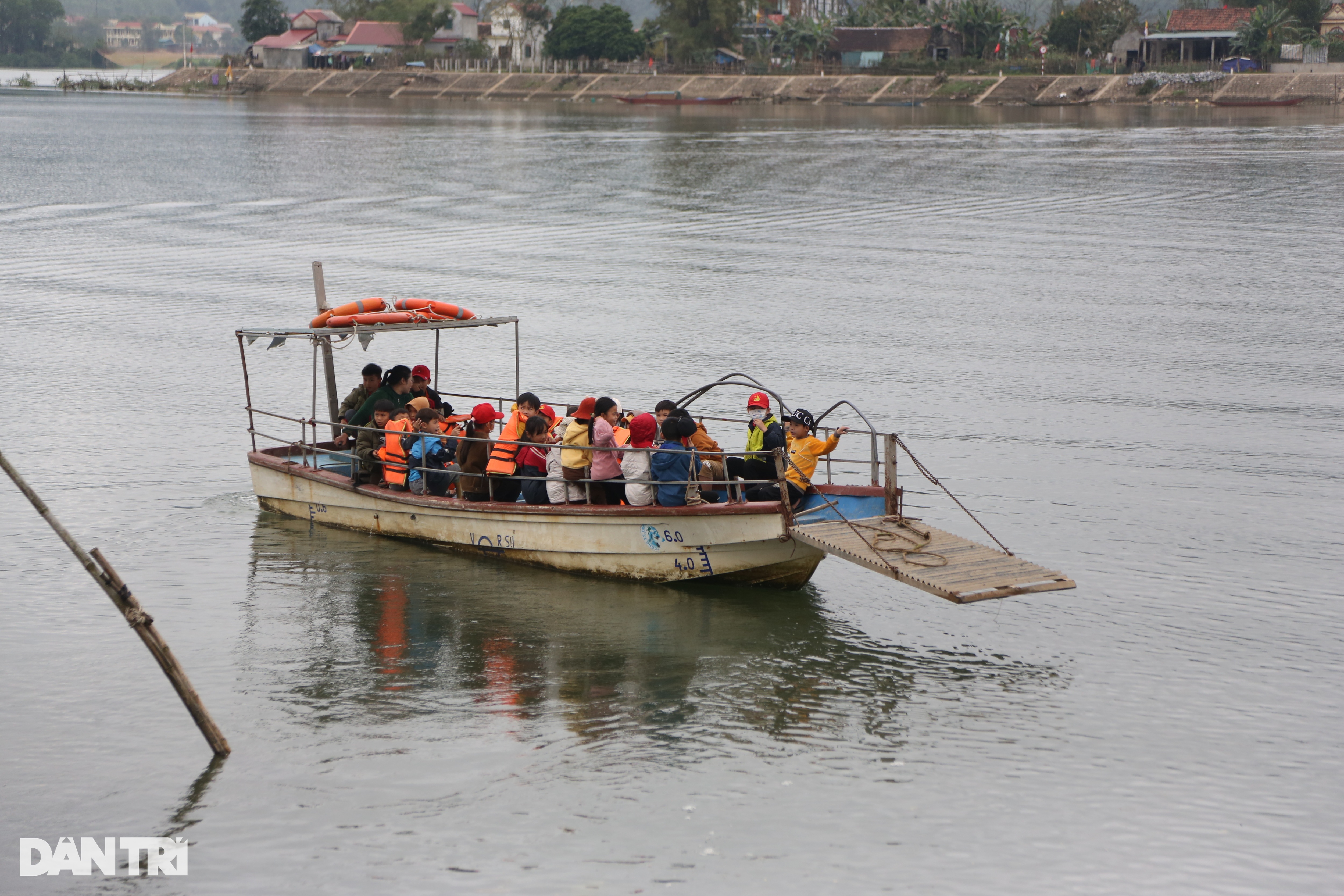 Thót tim cảnh học sinh không mặc áo phao, vượt sông đến trường - 5