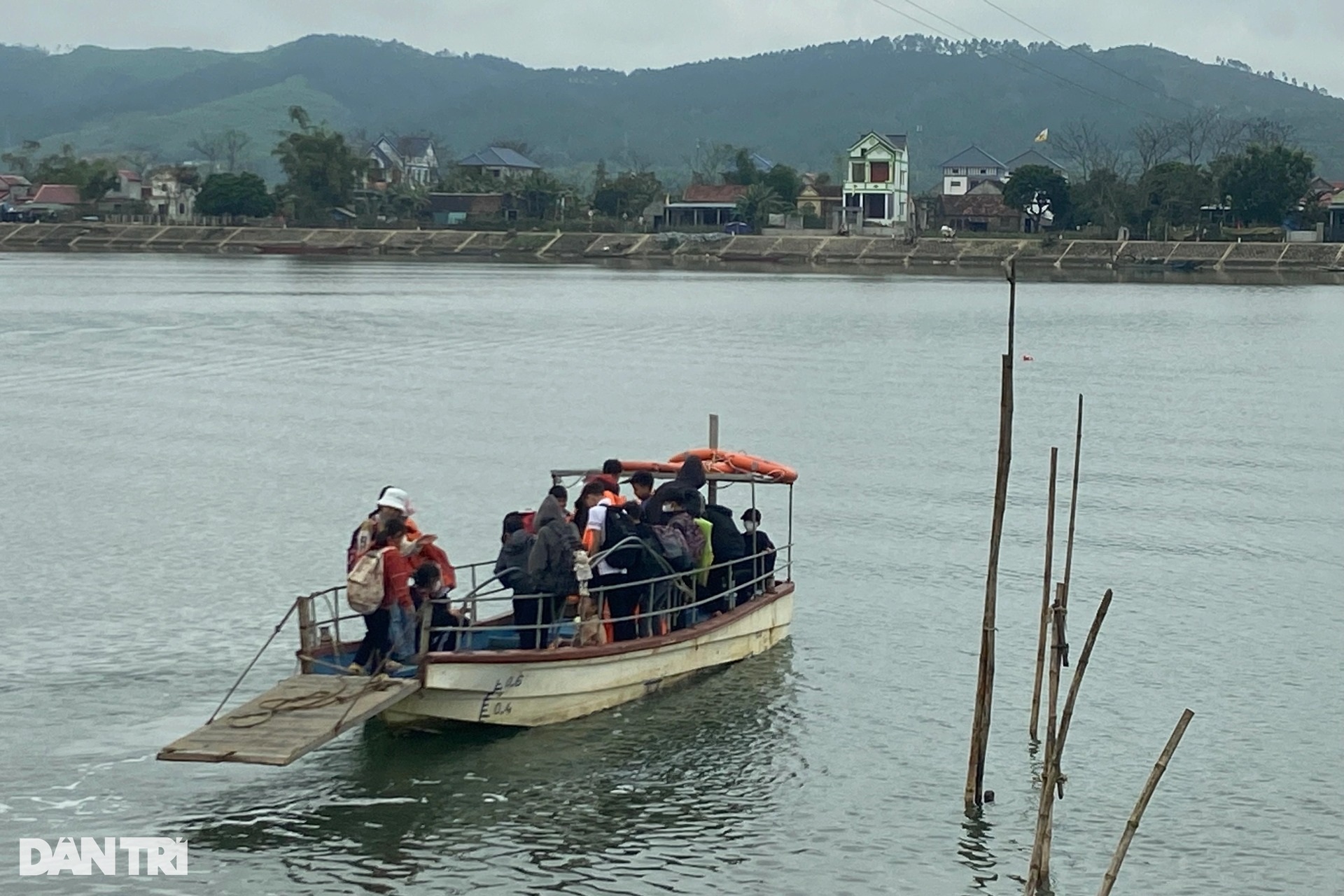Thót tim cảnh học sinh không mặc áo phao, vượt sông đến trường - 3 Thót tim cảnh học sinh không mặc áo phao, vượt sông đến trường - 3