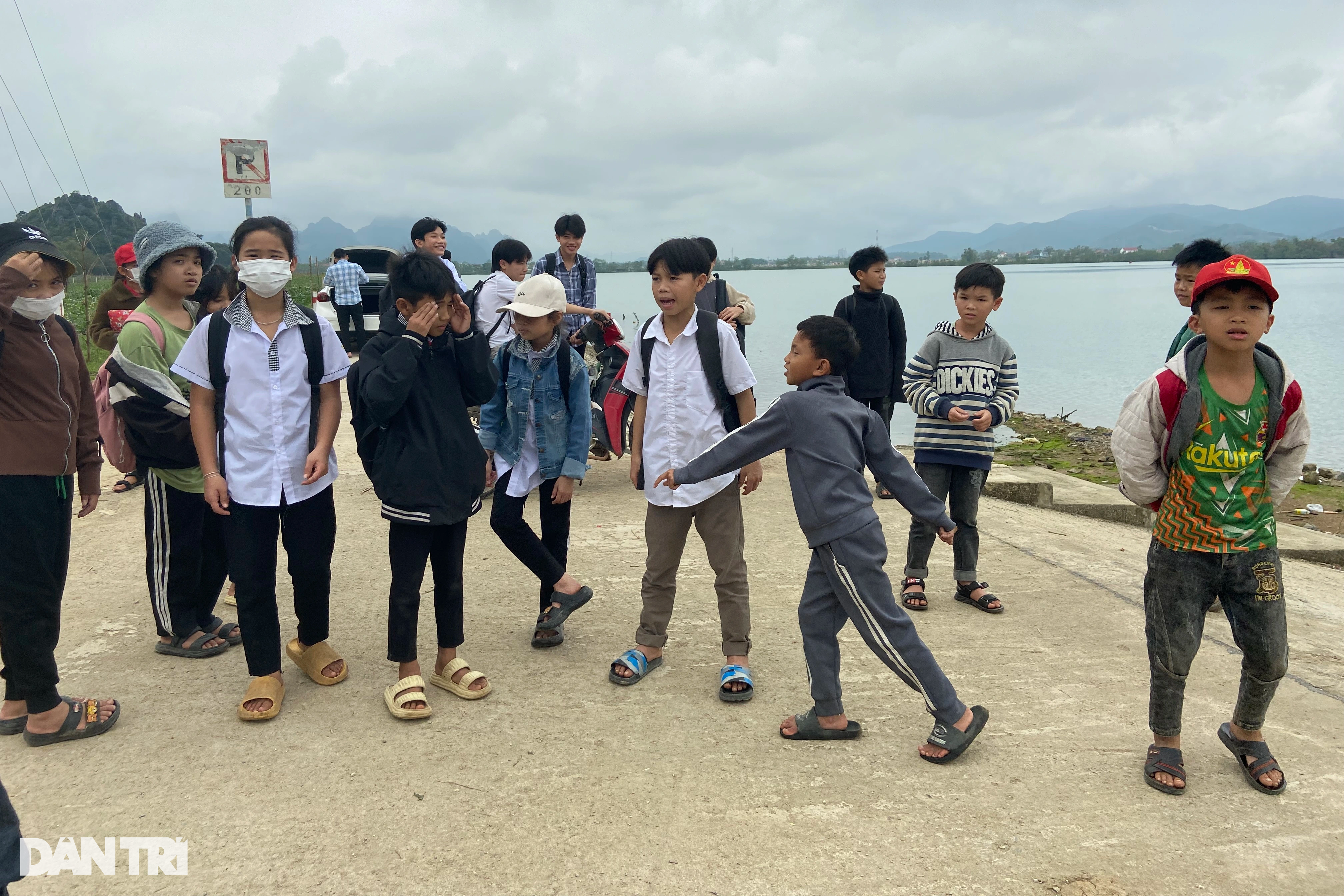 Thót tim cảnh học sinh không mặc áo phao, vượt sông đến trường - 2 Thót tim cảnh học sinh không mặc áo phao, vượt sông đến trường - 2