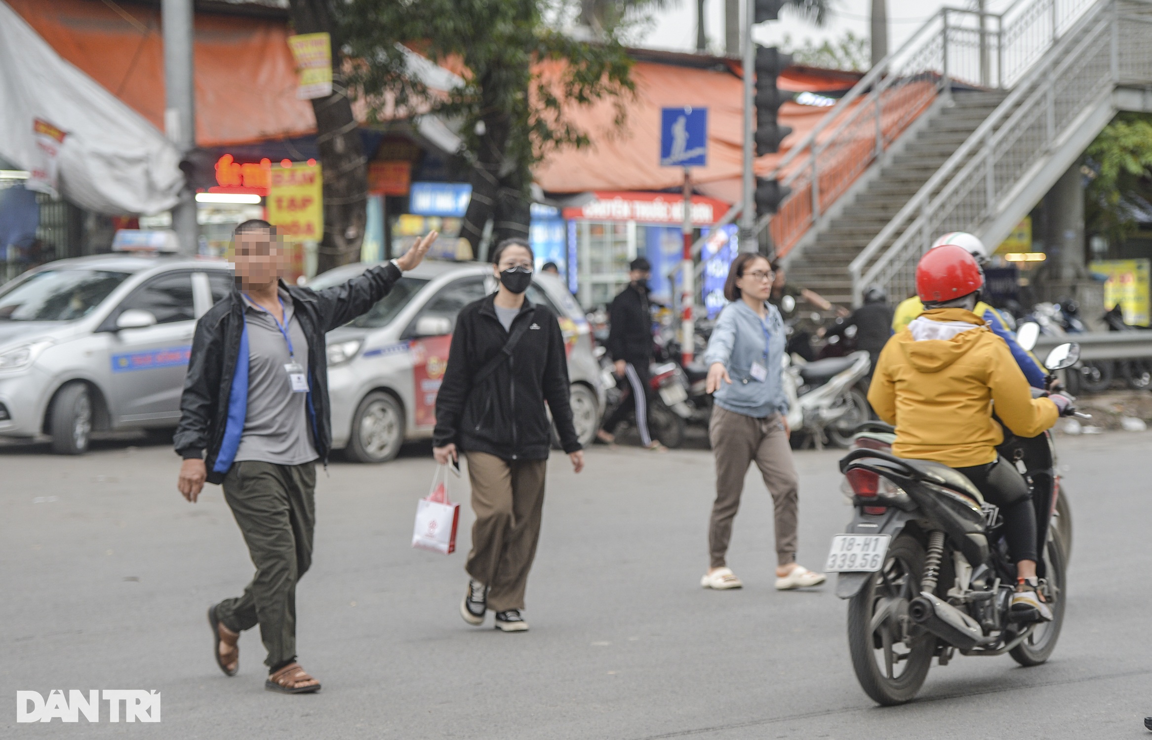 Người đi bộ phớt lờ cầu bộ hành, ngang nhiên băng qua đường ở Hà Nội - 6