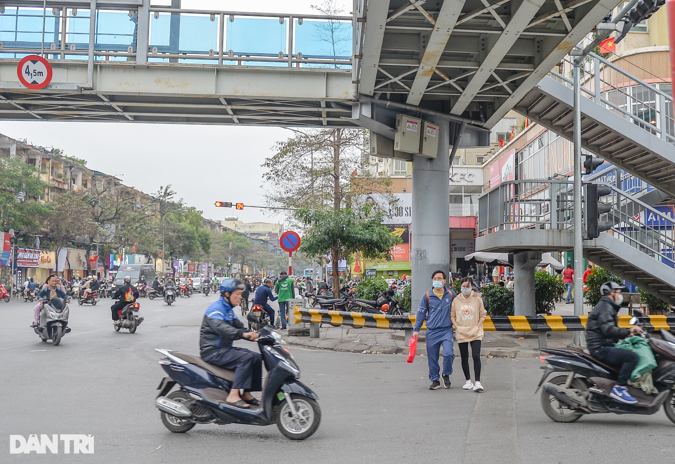 Người đi bộ phớt lờ cầu bộ hành, ngang nhiên băng qua đường ở Hà Nội - 5