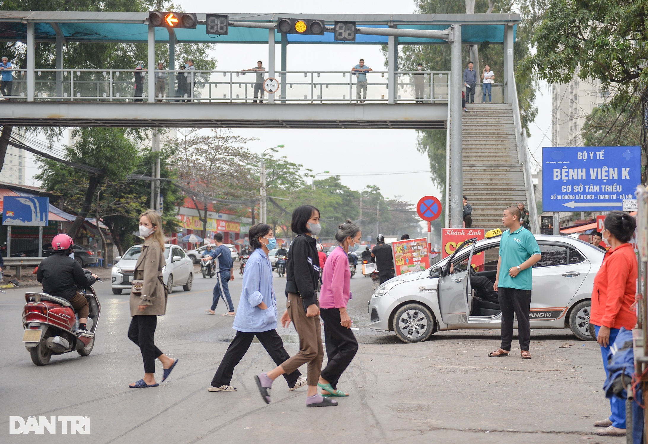 Người đi bộ phớt lờ cầu bộ hành, ngang nhiên băng qua đường ở Hà Nội - 1