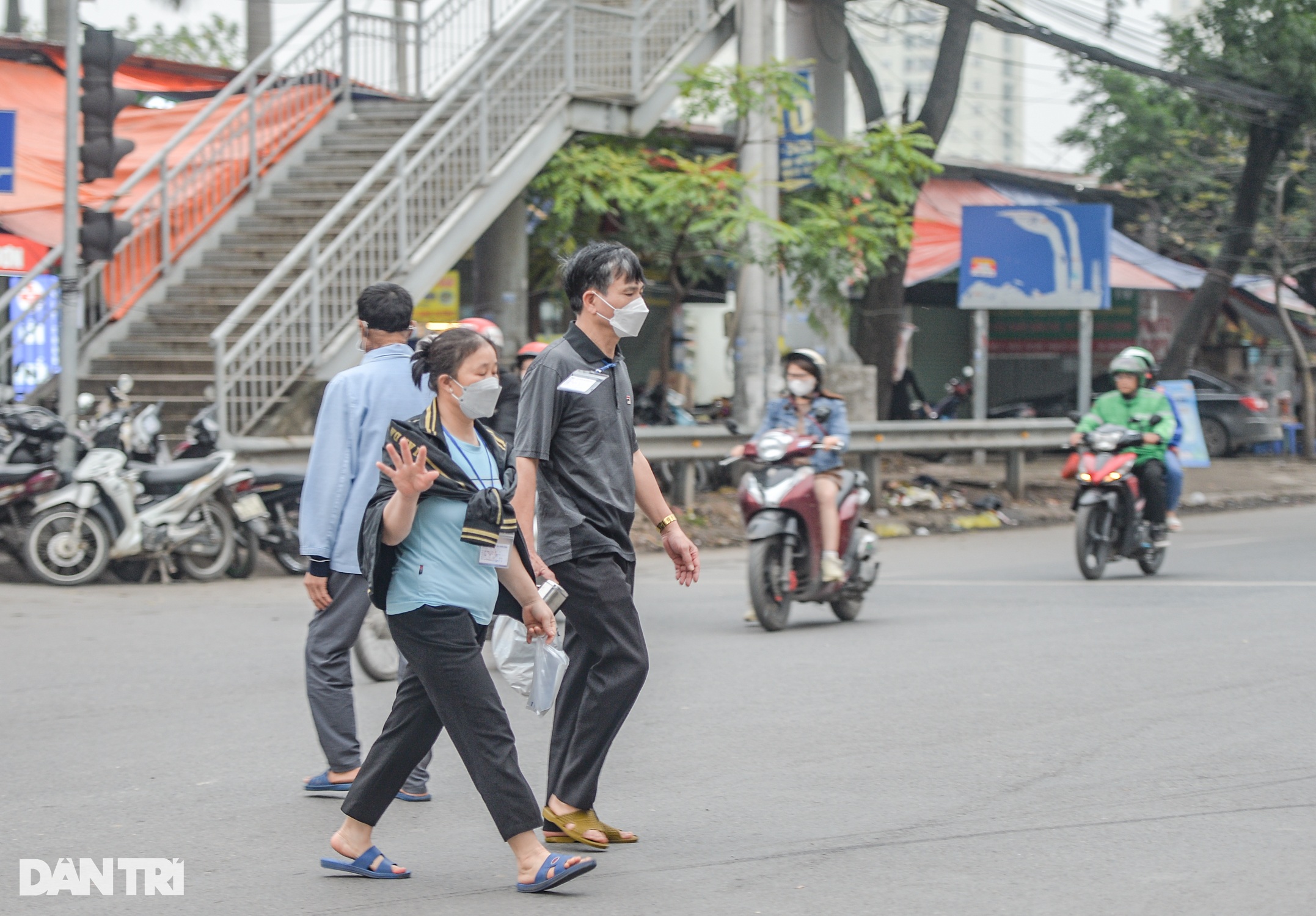 Người đi bộ phớt lờ cầu bộ hành, ngang nhiên băng qua đường ở Hà Nội - 3