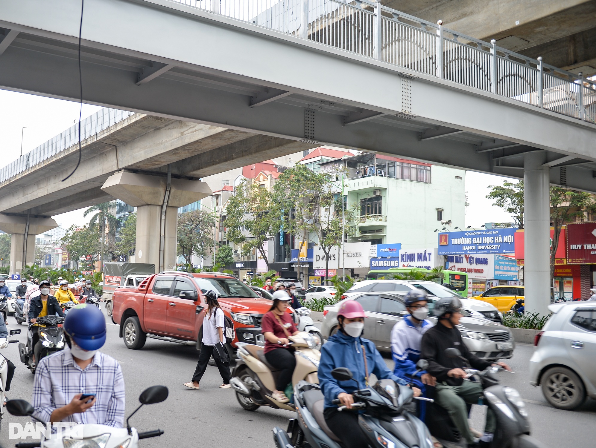 Người đi bộ phớt lờ cầu bộ hành, ngang nhiên băng qua đường ở Hà Nội - 4