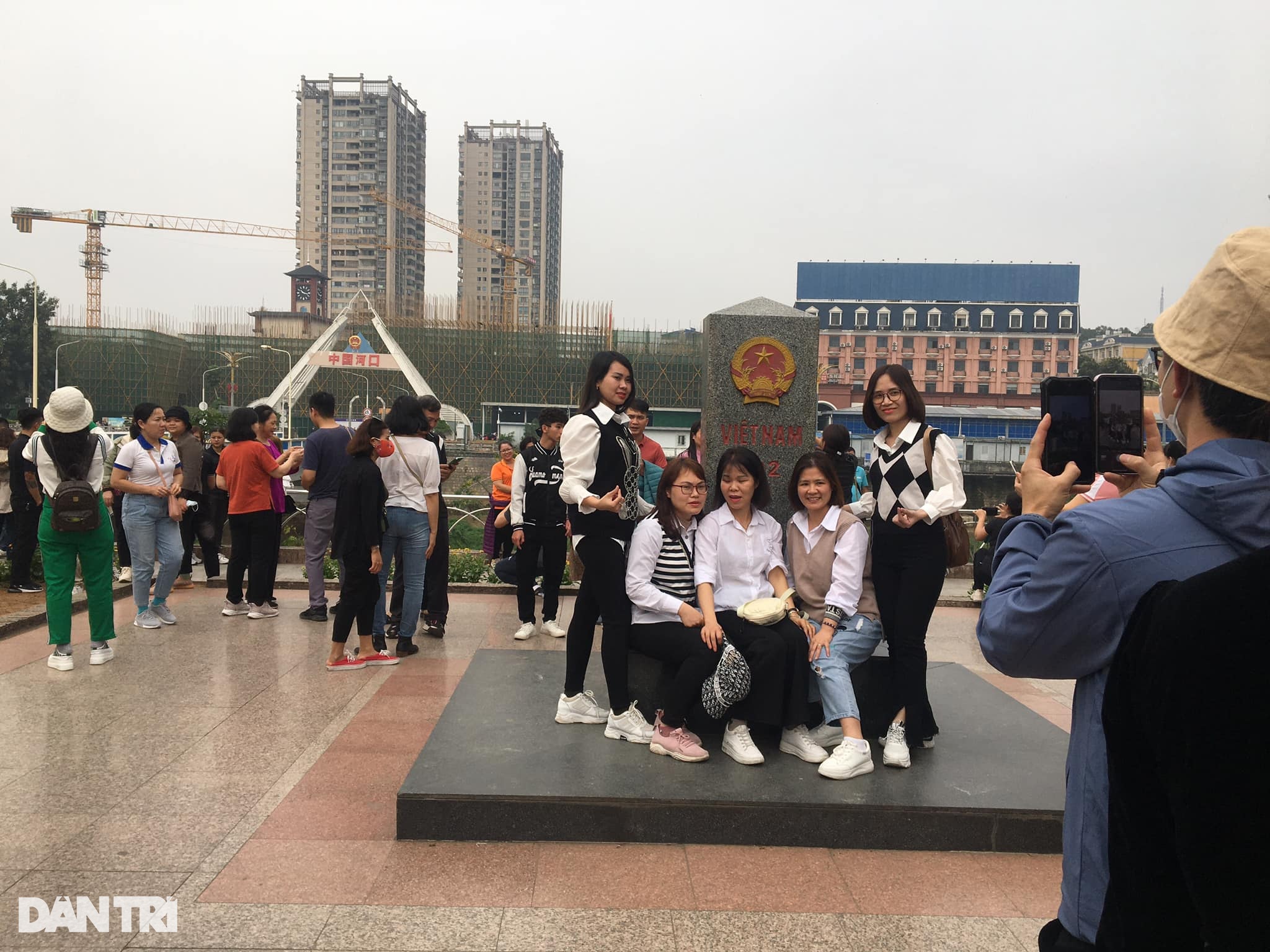 Hàng ngày có 1.500 - 2.000 lượt người qua cửa khẩu quốc tế Lào Cai - 3 Hàng ngày có 1.500 - 2.000 lượt người qua cửa khẩu quốc tế Lào Cai - 3
