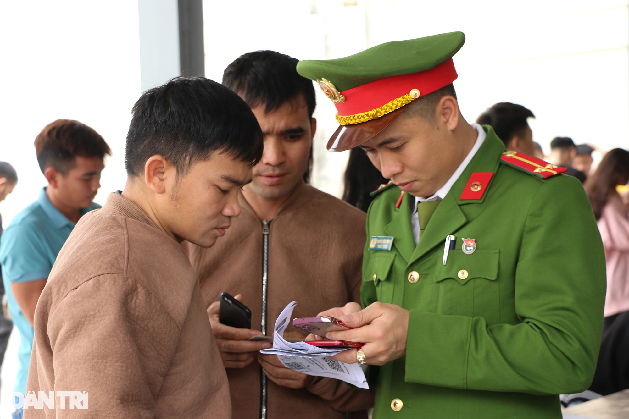 Công an cử thêm lực lượng hỗ trợ người dân gặp khó khi làm hộ chiếu online - 8 Công an cử thêm lực lượng hỗ trợ người dân gặp khó khi làm hộ chiếu online - 8