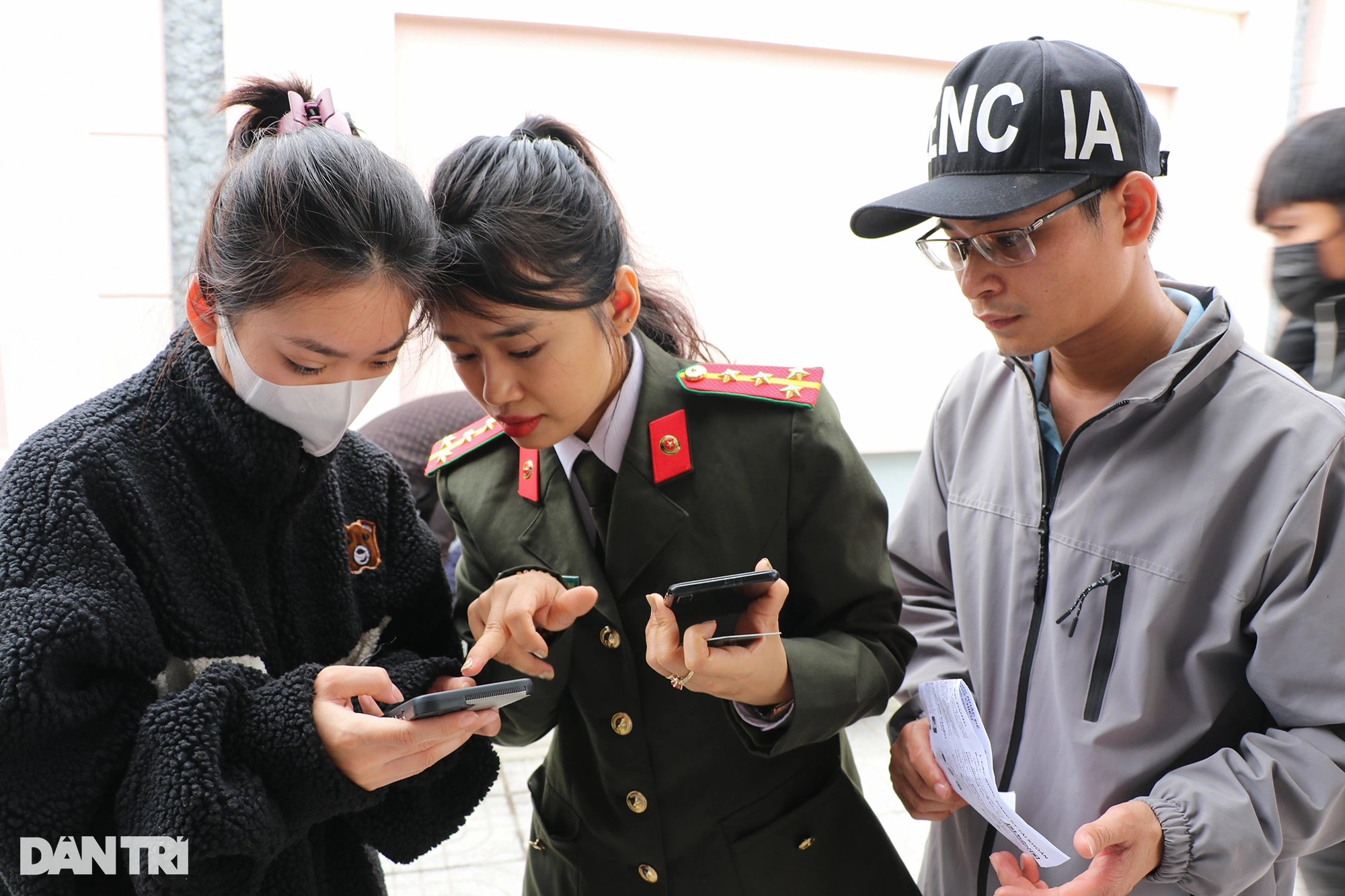Công an cử thêm lực lượng hỗ trợ người dân gặp khó khi làm hộ chiếu online - 4 Công an cử thêm lực lượng hỗ trợ người dân gặp khó khi làm hộ chiếu online - 4