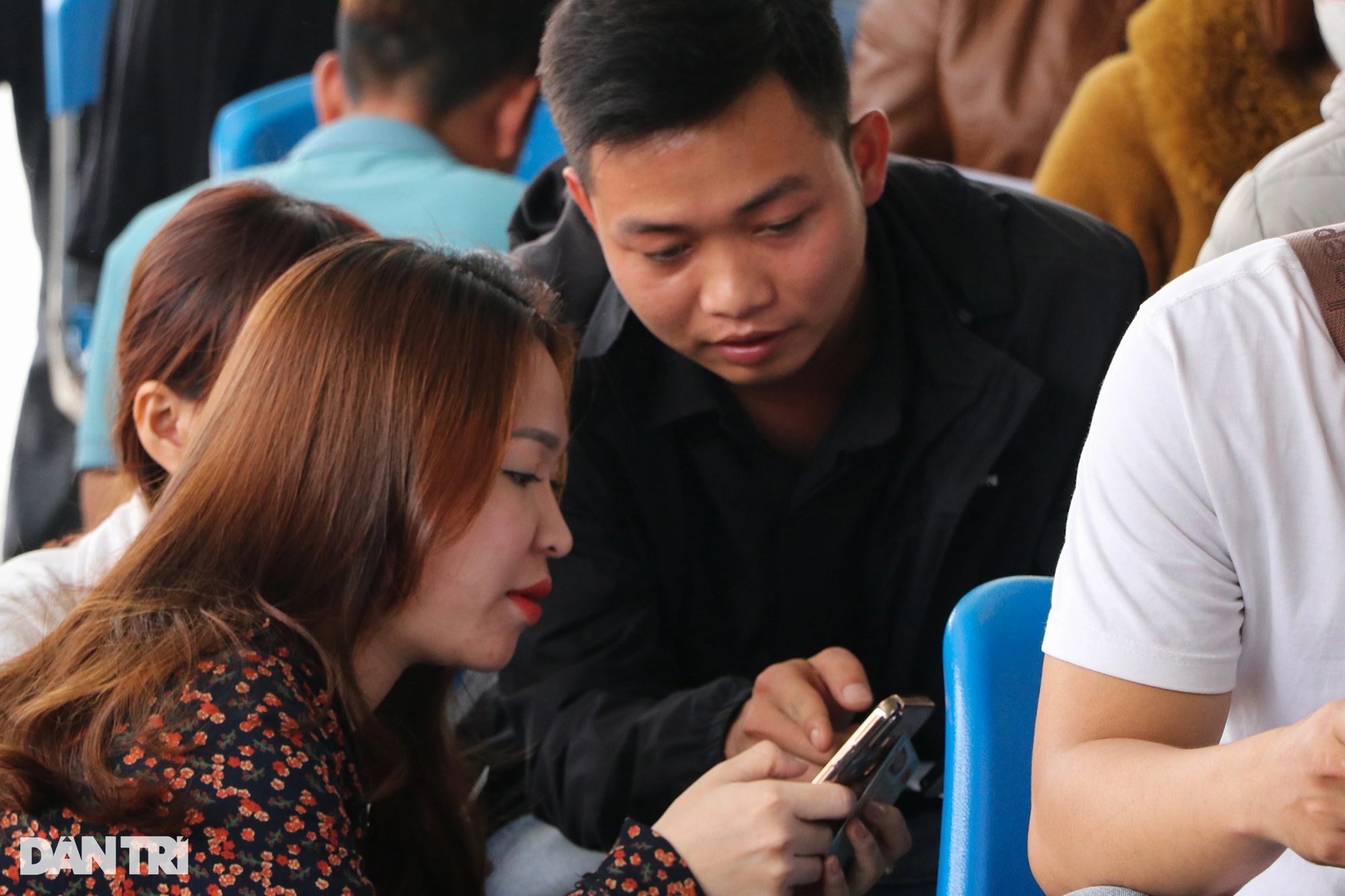 Công an cử thêm lực lượng hỗ trợ người dân gặp khó khi làm hộ chiếu online - 7 Công an cử thêm lực lượng hỗ trợ người dân gặp khó khi làm hộ chiếu online - 7