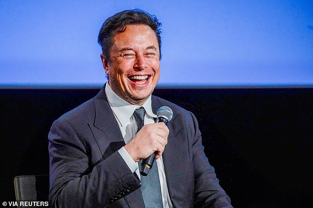 Tỷ phú Elon Musk gây sốc khi muốn mua lại Man Utd - 1