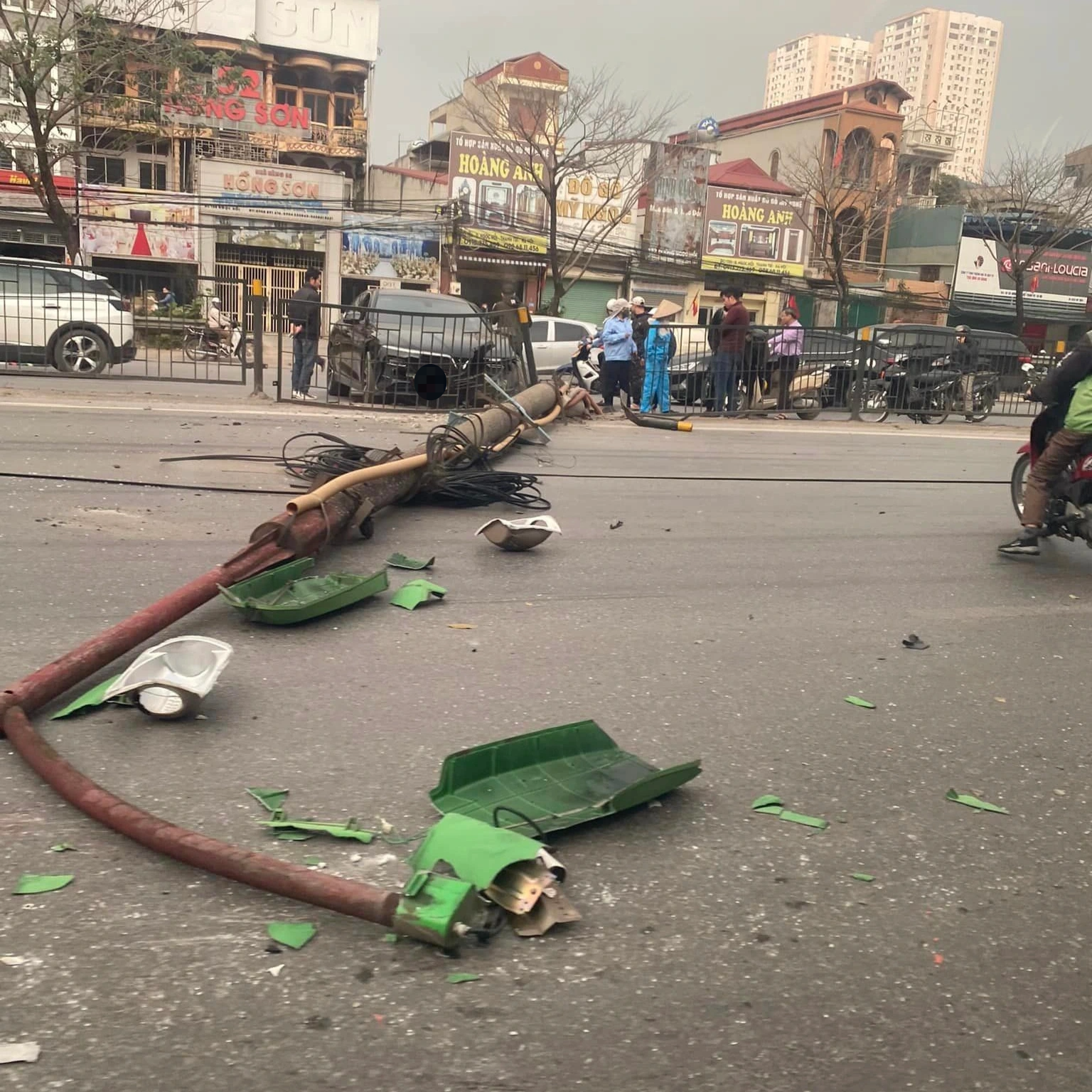 Ô tô tông đổ cột đèn trên phố Hà Nội - 1