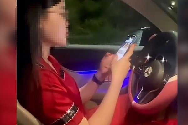 Nữ tài xế Mercedes buông hai tay khi lái ô tô để quay TikTok - 1