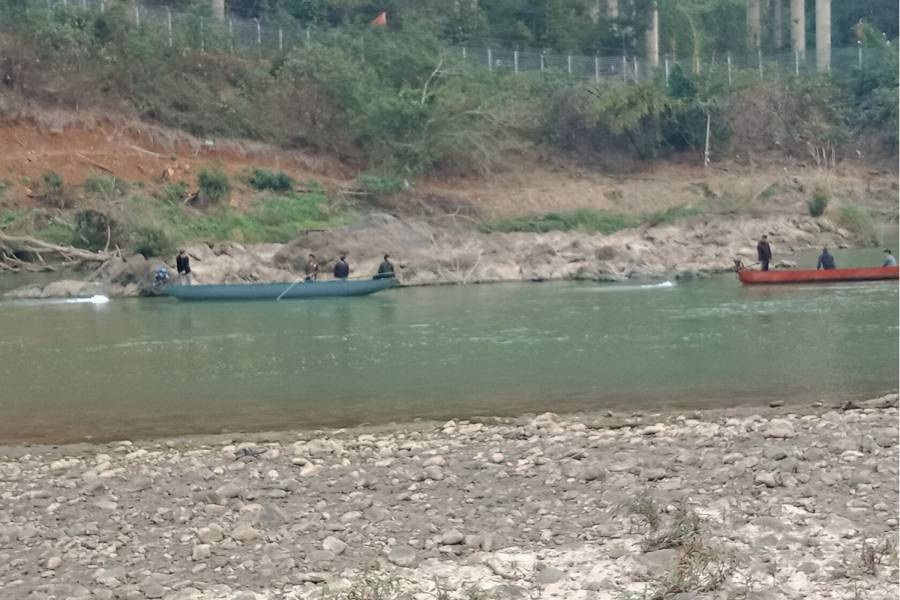 Lào Cai: Tìm kiếm 2 người nghi mất tích khi bơi trên sông Hồng - 1
