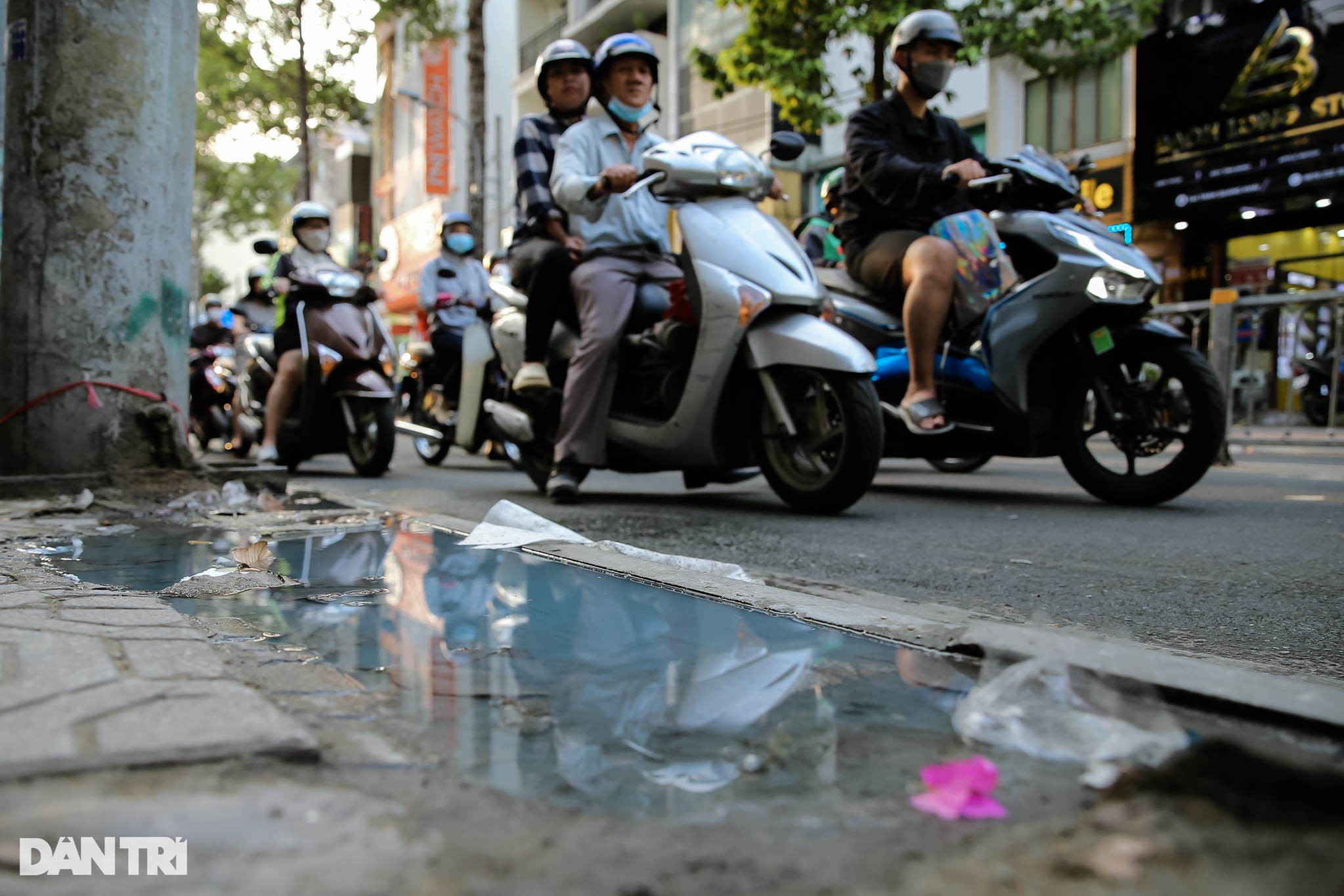 Nhiều đoạn vỉa hè bong tróc, nứt toác ở trung tâm TPHCM - 5 Nhiều đoạn vỉa hè bong tróc, nứt toác ở trung tâm TPHCM - 5