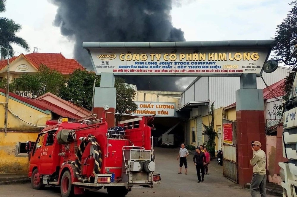 Cháy xưởng sản xuất đế giày rộng hàng nghìn mét vuông ở Hải Phòng - 1