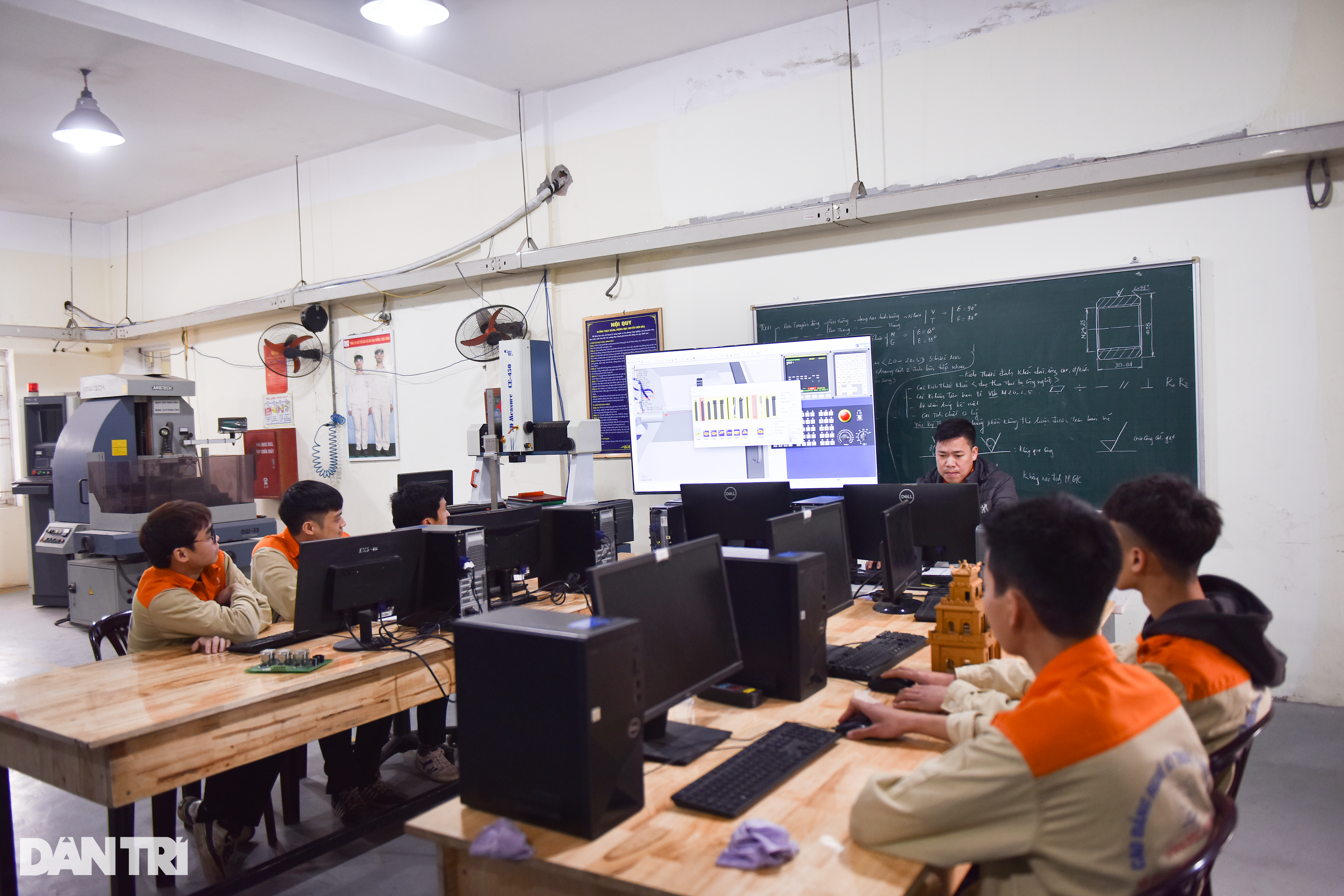 Xưởng thực hành hiện đại của nghề lương 20 triệu đồng nhưng thiếu người học - 1 Xưởng thực hành hiện đại của nghề lương 20 triệu đồng nhưng thiếu người học - 1