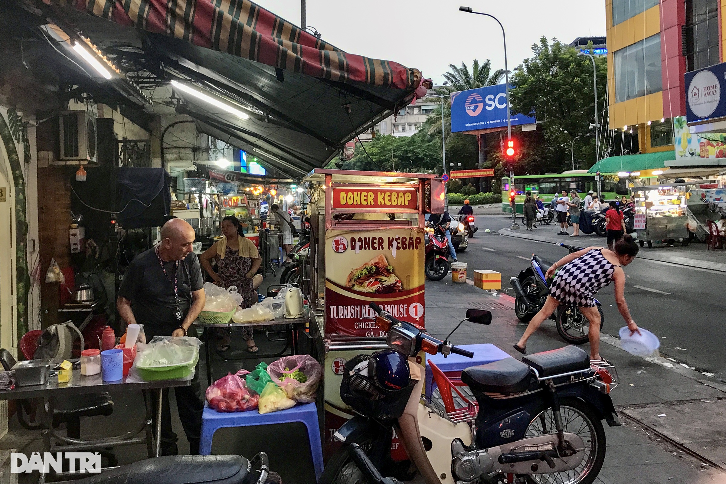 Người nước ngoài ở TPHCM: Đi bộ dưới lòng đường còn dễ hơn trên vỉa hè - 2