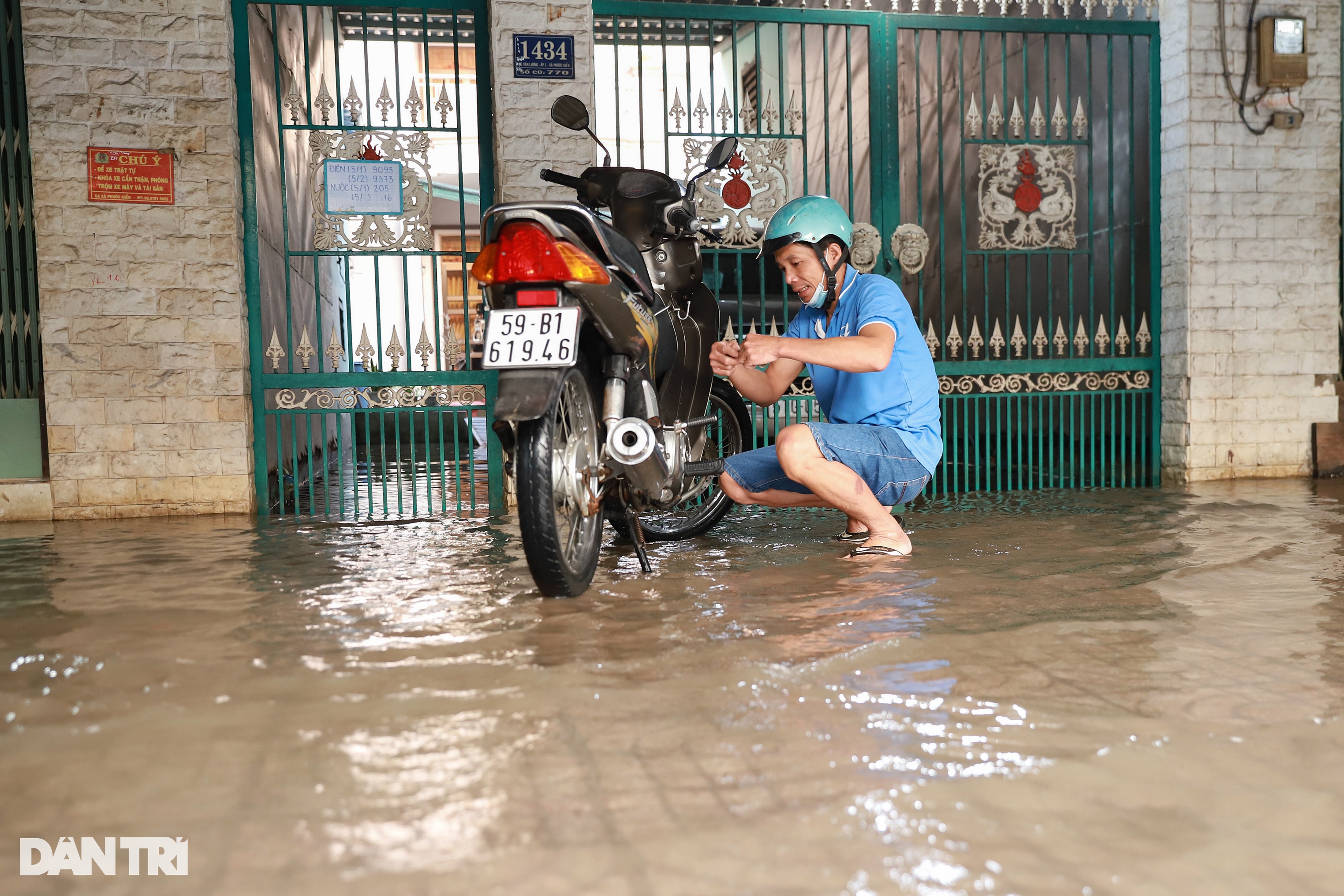 Người dân TPHCM chật vật đến nơi làm việc vì triều cường gây ngập - 10